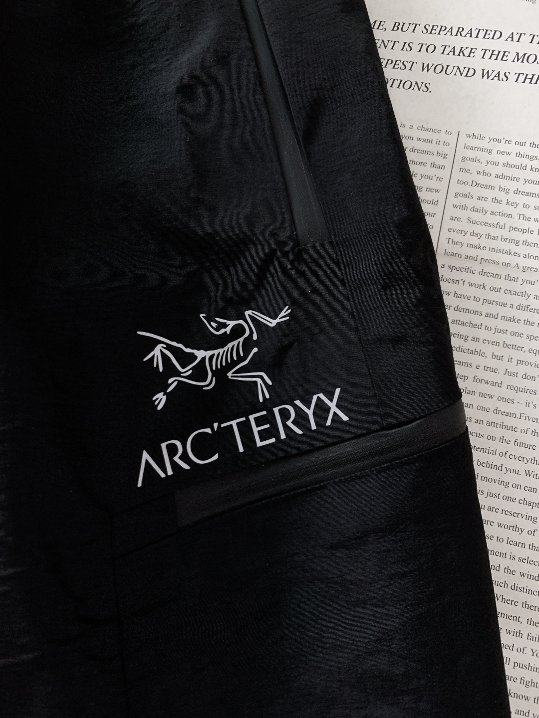 ARCTERYX 始祖鸟 2025FW秋冬新品休闲羽绒裤，户外硬核防护与日常舒适的双向奔赴！高密防风面料