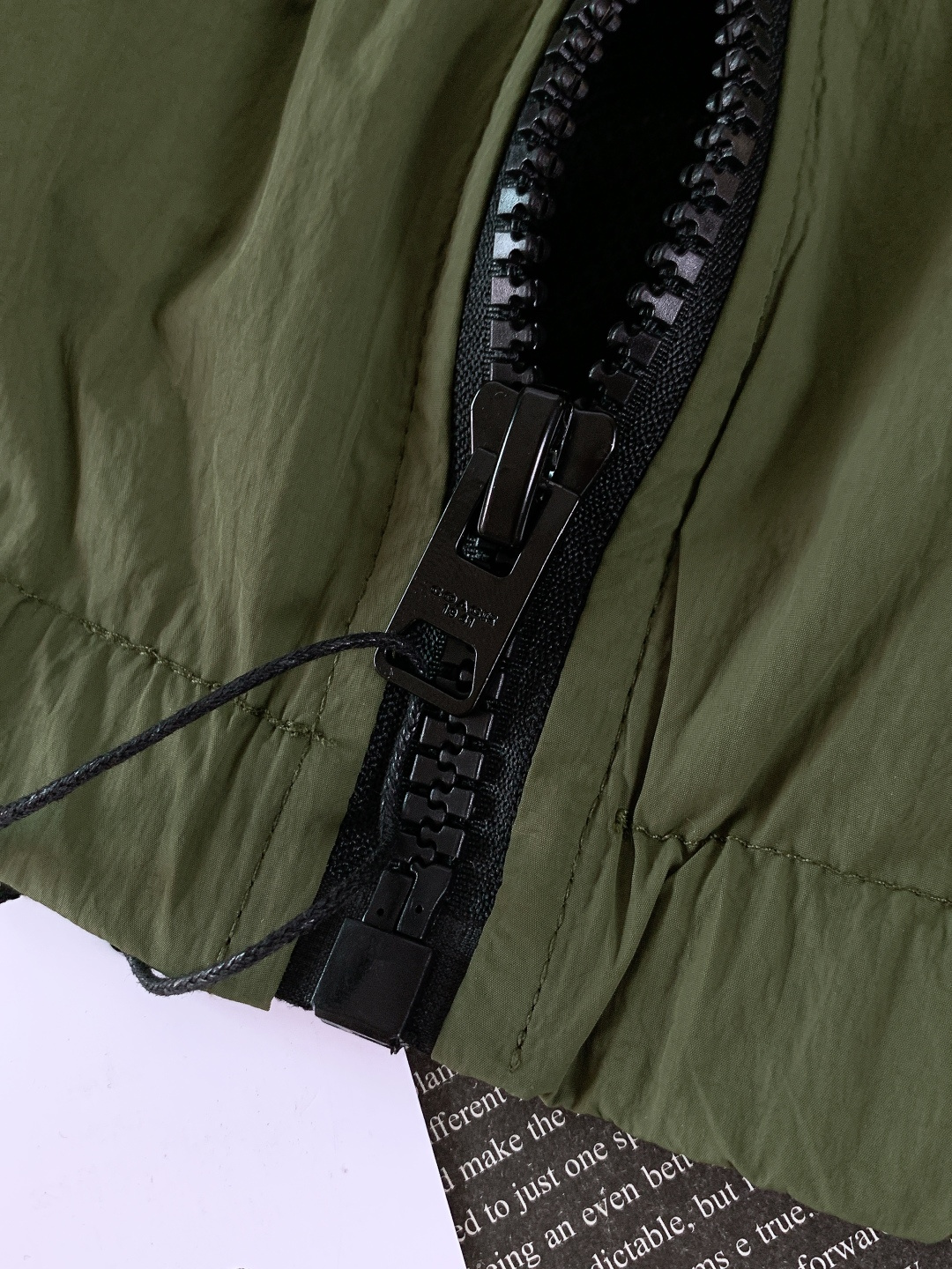 Coach 蔻驰 男士拼色户外夹克上衣外套休闲舒适通勤高级感！！产品介绍DETAILS 描述这款户外夹克