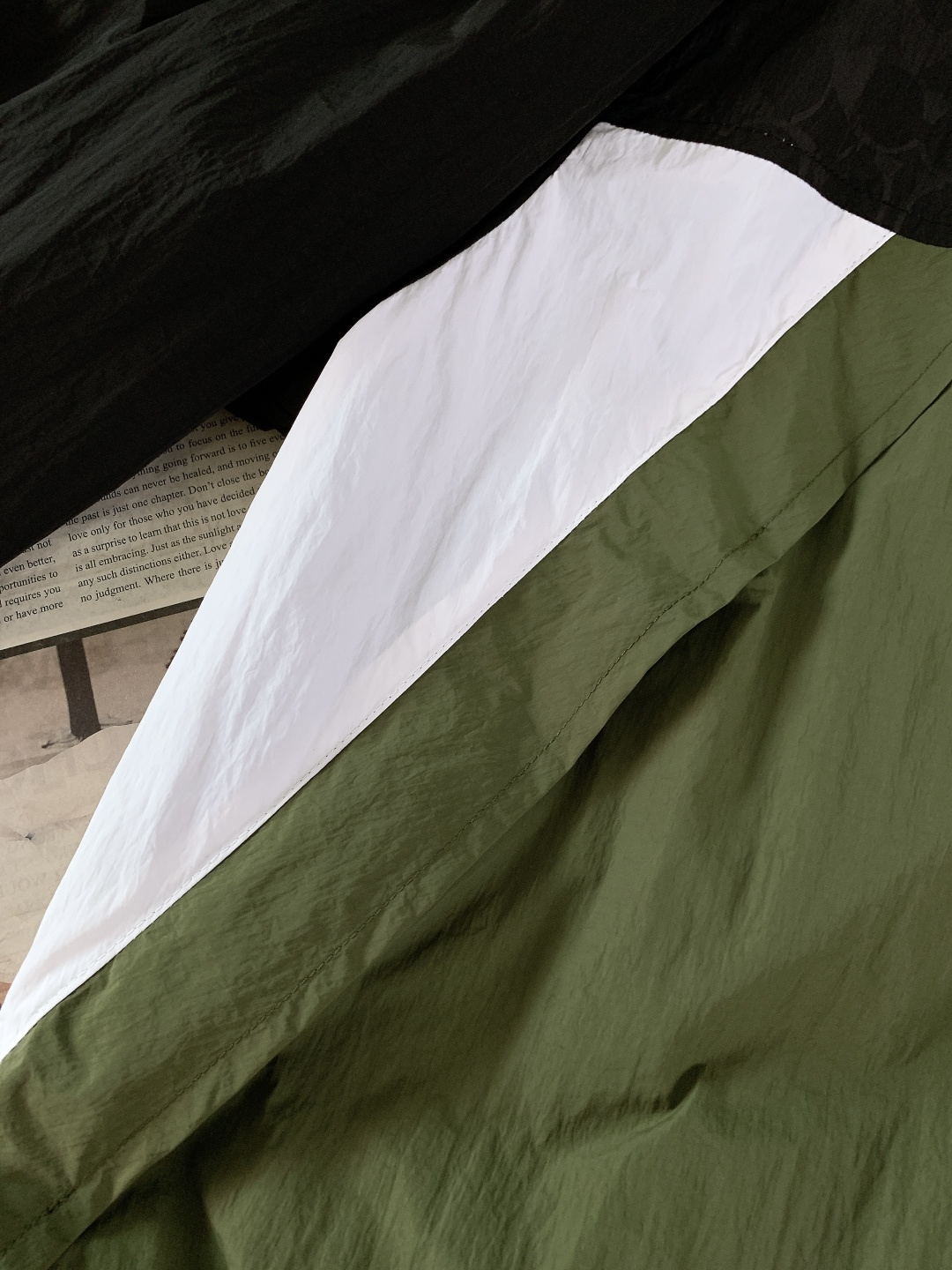 Coach 蔻驰 男士拼色户外夹克上衣外套休闲舒适通勤高级感！！产品介绍DETAILS 描述这款户外夹克