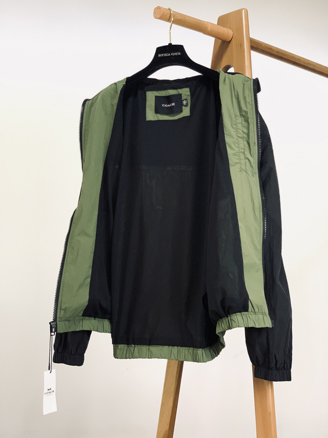 Coach 蔻驰 男士拼色户外夹克上衣外套休闲舒适通勤高级感！！产品介绍DETAILS 描述这款户外夹克