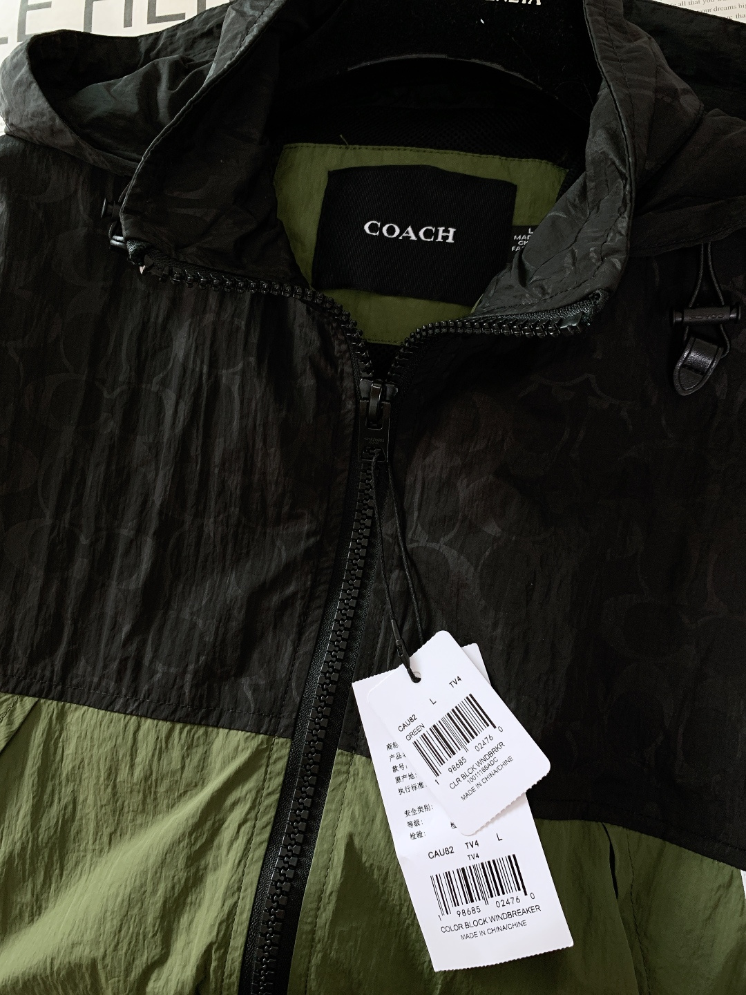 Coach 蔻驰 男士拼色户外夹克上衣外套休闲舒适通勤高级感！！产品介绍DETAILS 描述这款户外夹克