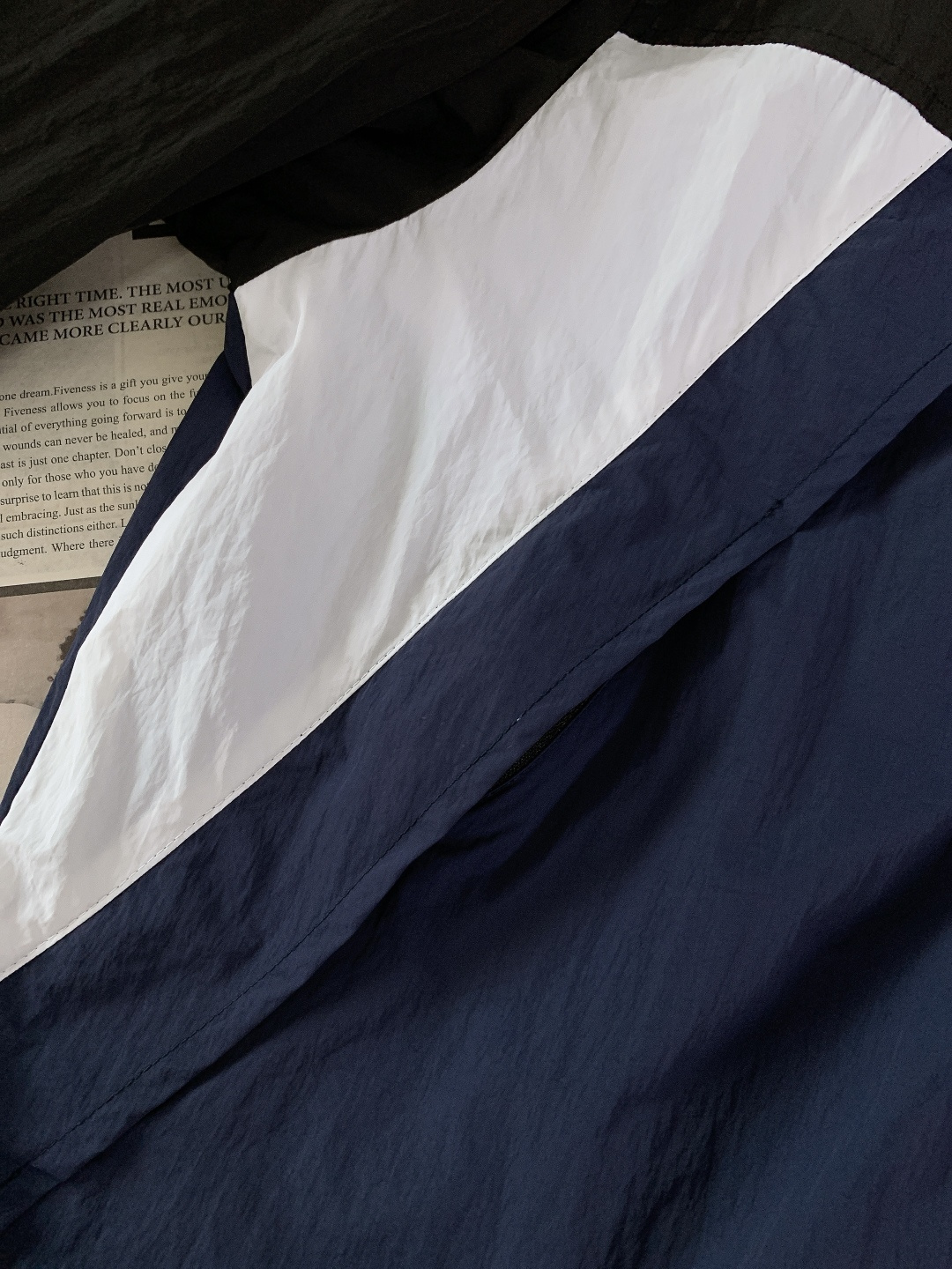 Coach 蔻驰 男士拼色户外夹克上衣外套休闲舒适通勤高级感！！产品介绍DETAILS 描述这款户外夹克