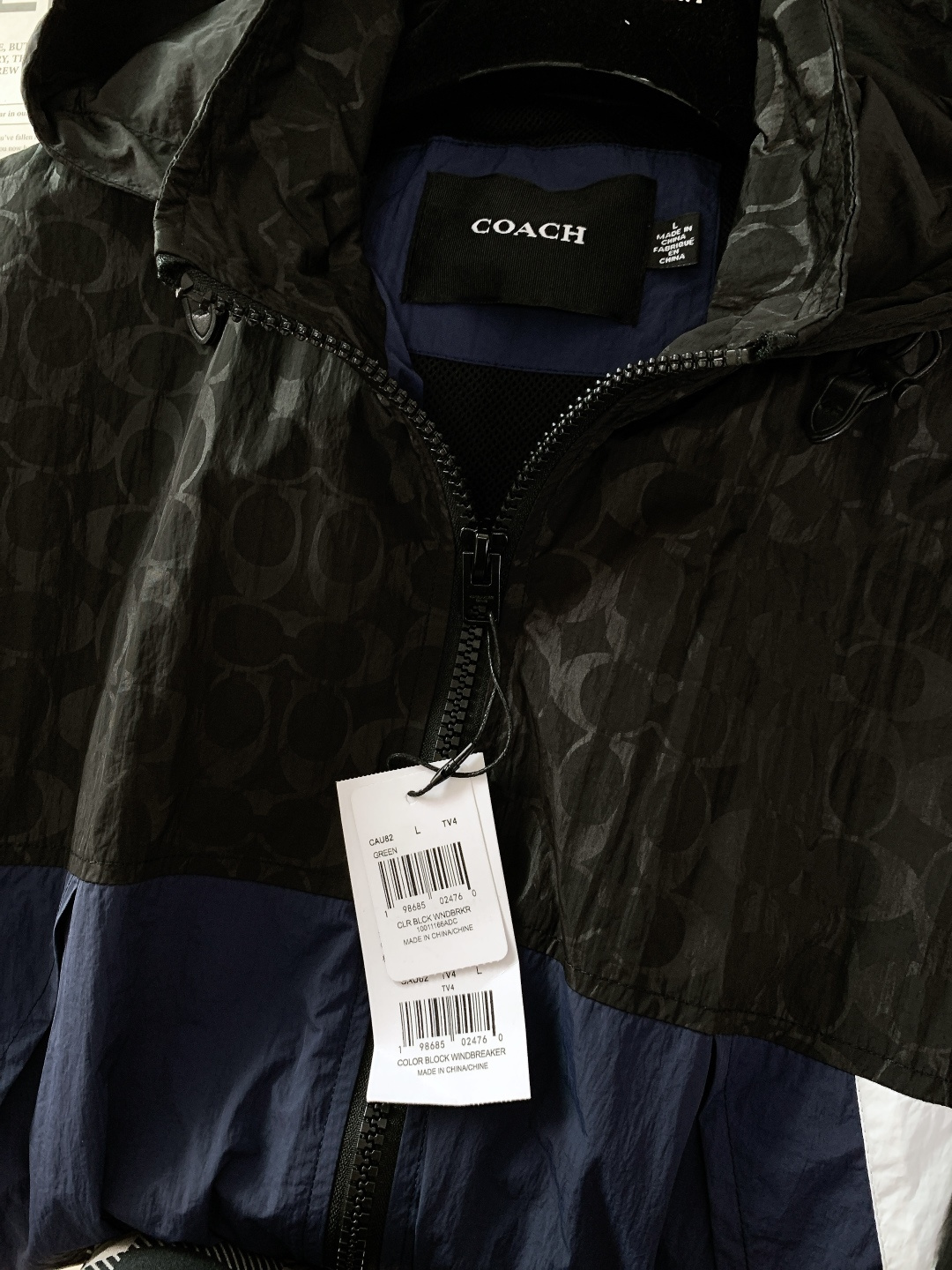 Coach 蔻驰 男士拼色户外夹克上衣外套休闲舒适通勤高级感！！产品介绍DETAILS 描述这款户外夹克