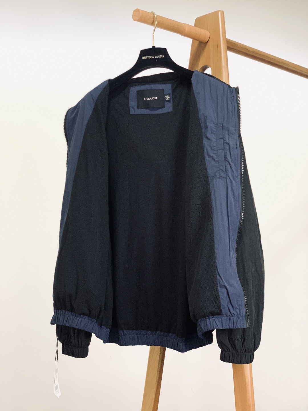 Coach 蔻驰 男士拼色户外夹克上衣外套休闲舒适通勤高级感！！产品介绍DETAILS 描述这款户外夹克