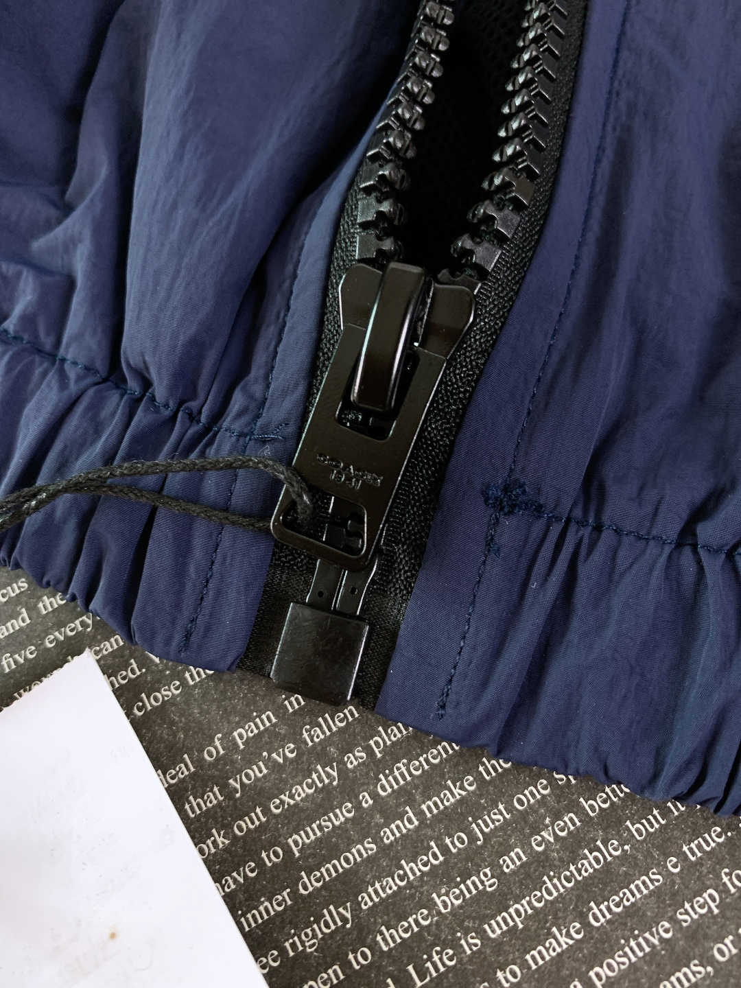 Coach 蔻驰 男士拼色户外夹克上衣外套休闲舒适通勤高级感！！产品介绍DETAILS 描述这款户外夹克