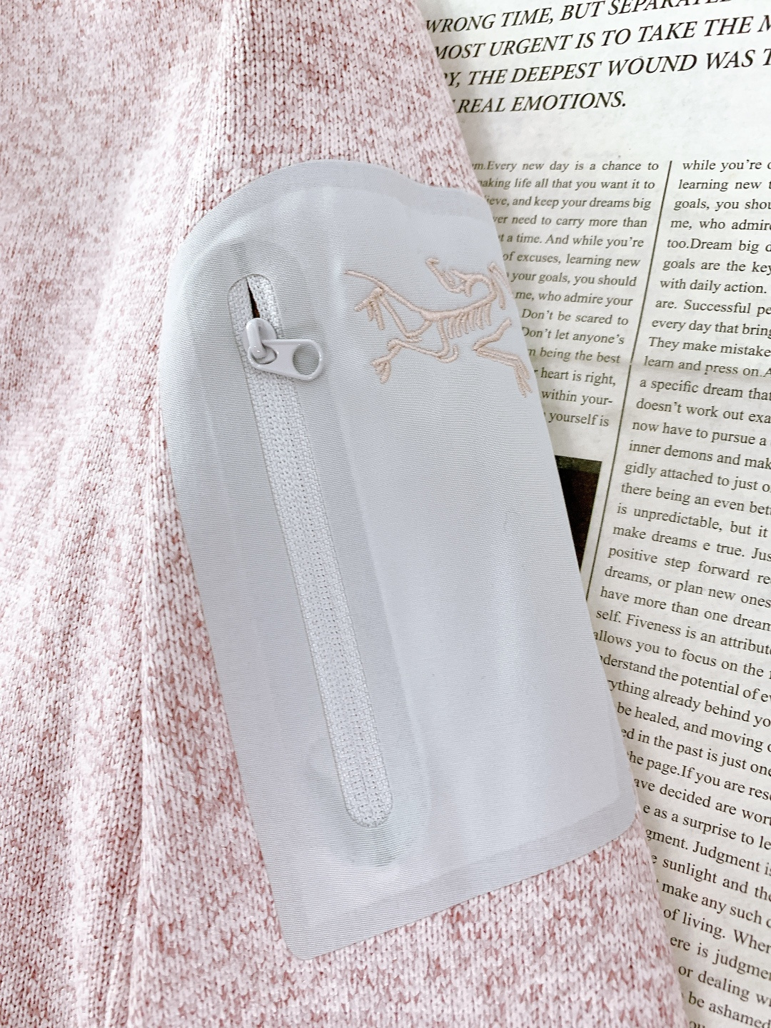 ARCTERYX 始祖鸟 秋冬COVERT玛卡龙配色刺绣版本系列立领开衫轻量抓绒外套，针织衫毛衣夹克外套