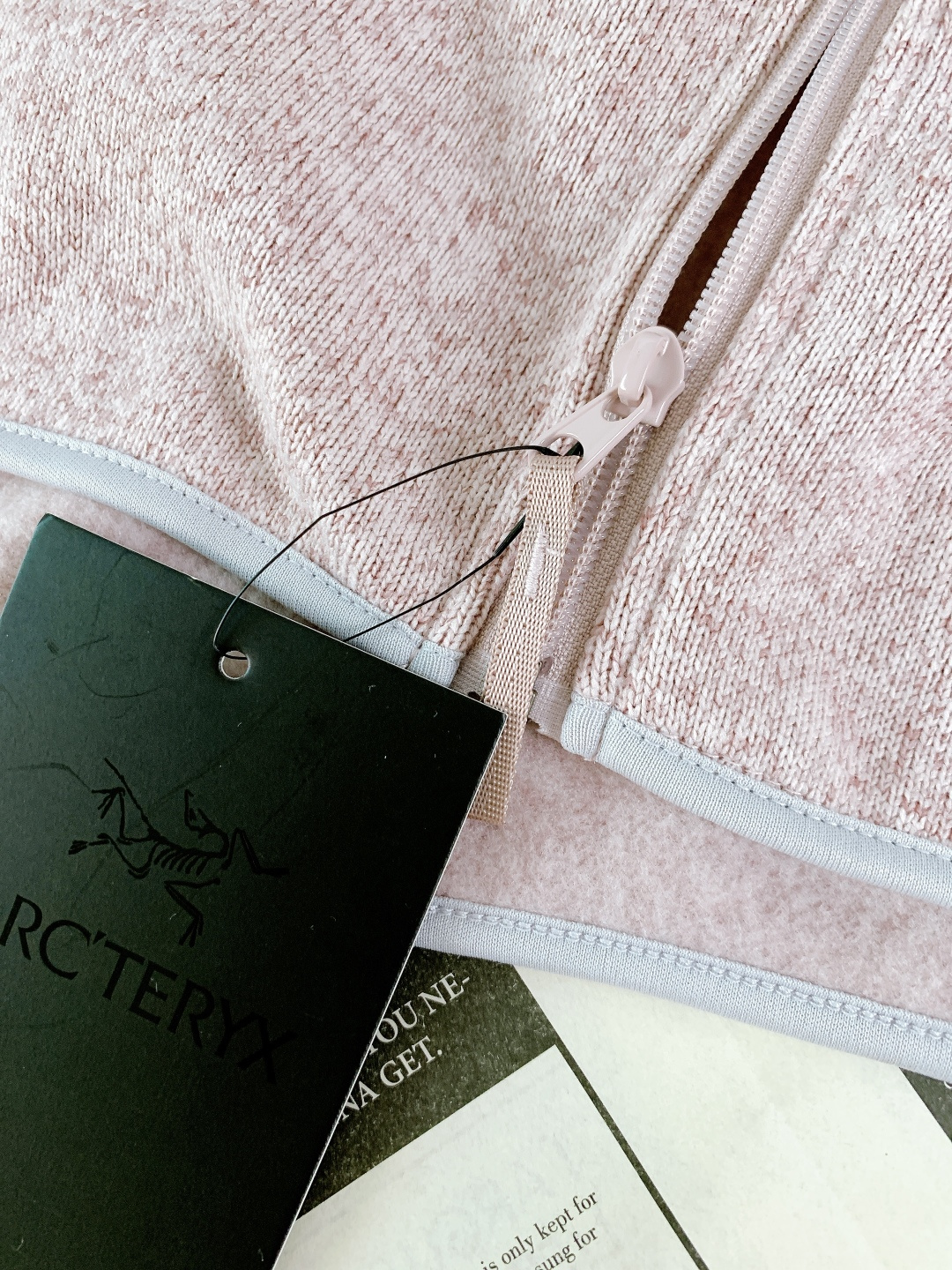 ARCTERYX 始祖鸟 秋冬COVERT玛卡龙配色刺绣版本系列立领开衫轻量抓绒外套，针织衫毛衣夹克外套
