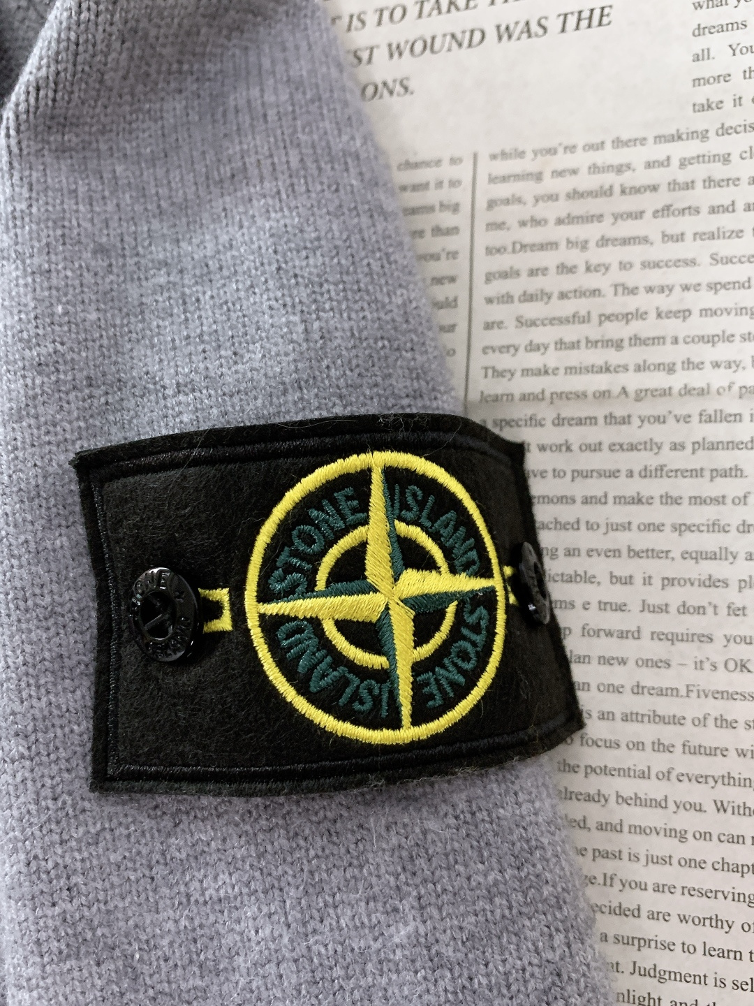 Stone Island 石头岛 拉链开衫毛衣 男女情款毛衣 单穿和内搭都超级好看！ 内搭一排扣子也太美