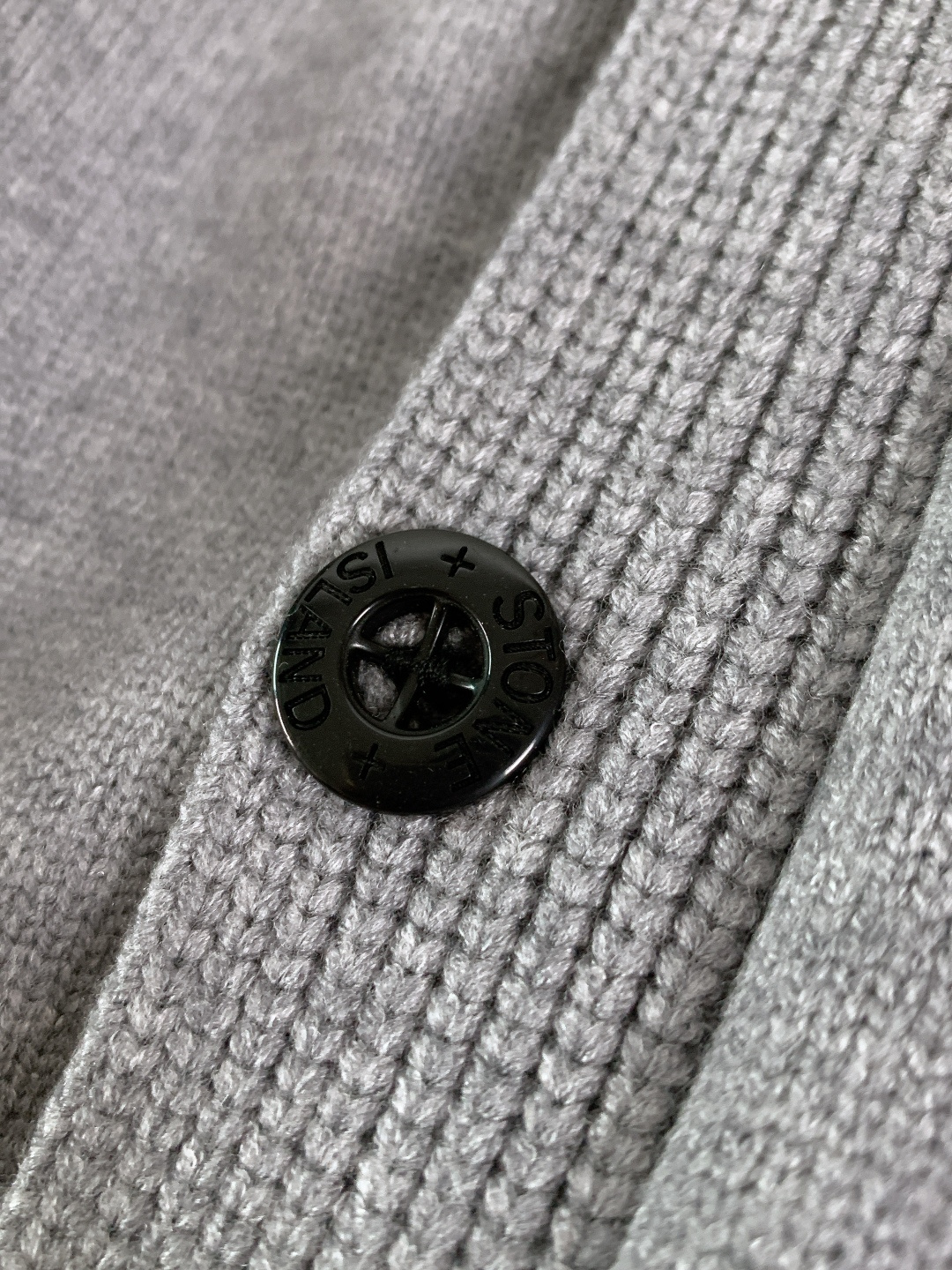 Stone Island 石头岛 拉链开衫毛衣 男女情款毛衣 单穿和内搭都超级好看！ 内搭一排扣子也太美