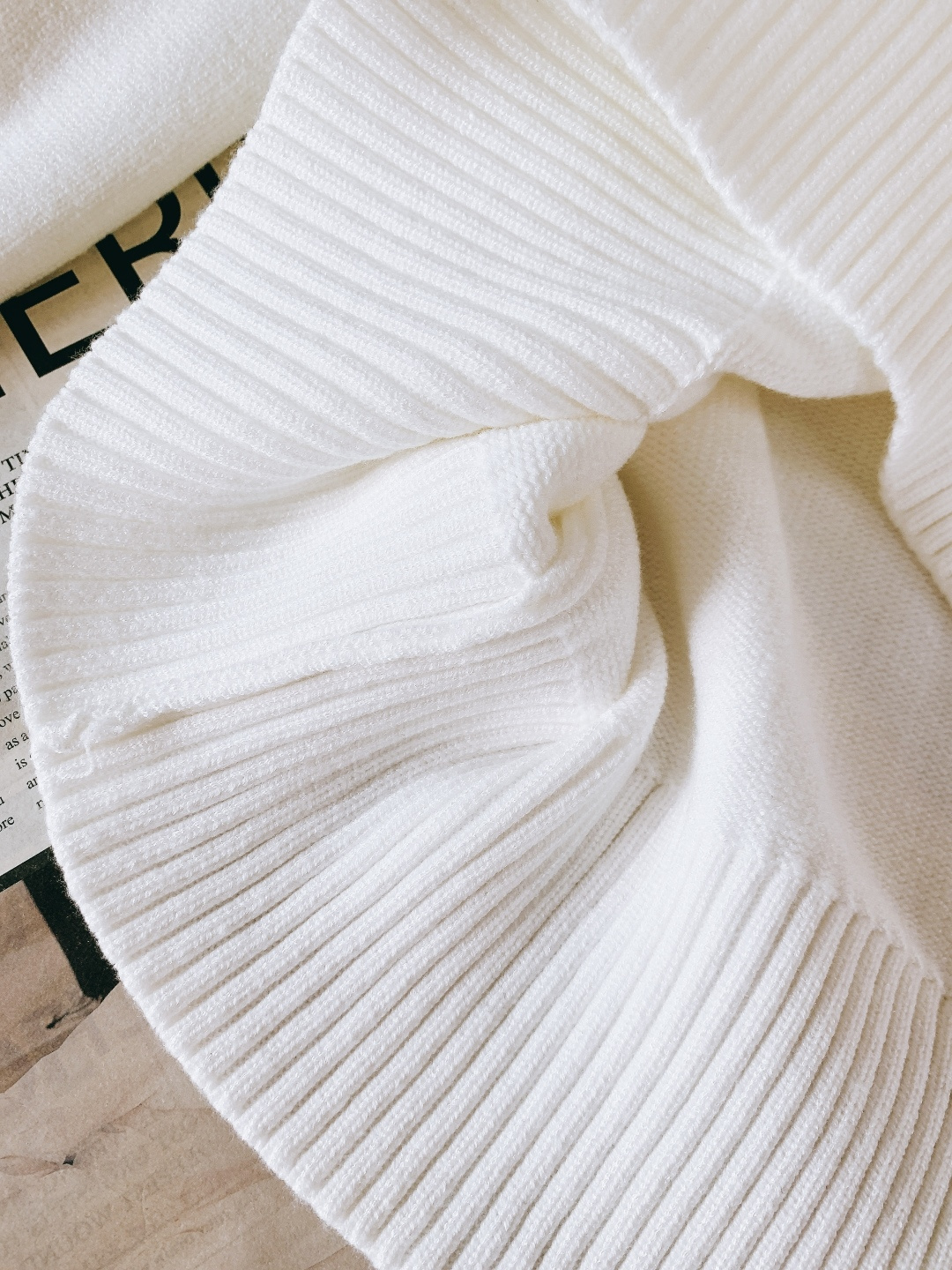 Ami Alexandre Mattiussi 纯色法系桃心❤️套头针织衫，甄选优质羊毛混纺打造，质地细