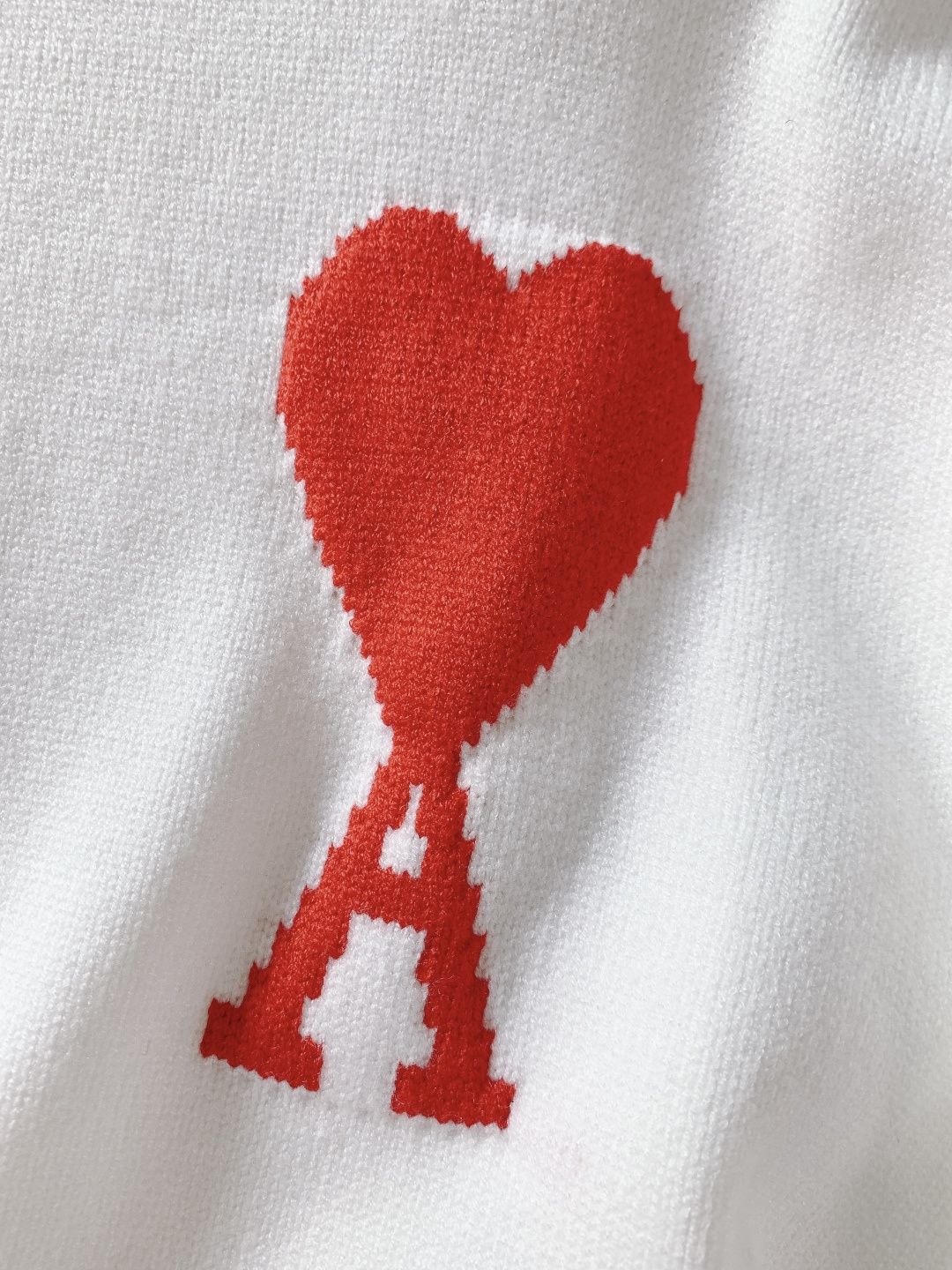 Ami Alexandre Mattiussi 纯色法系桃心❤️套头针织衫，甄选优质羊毛混纺打造，质地细