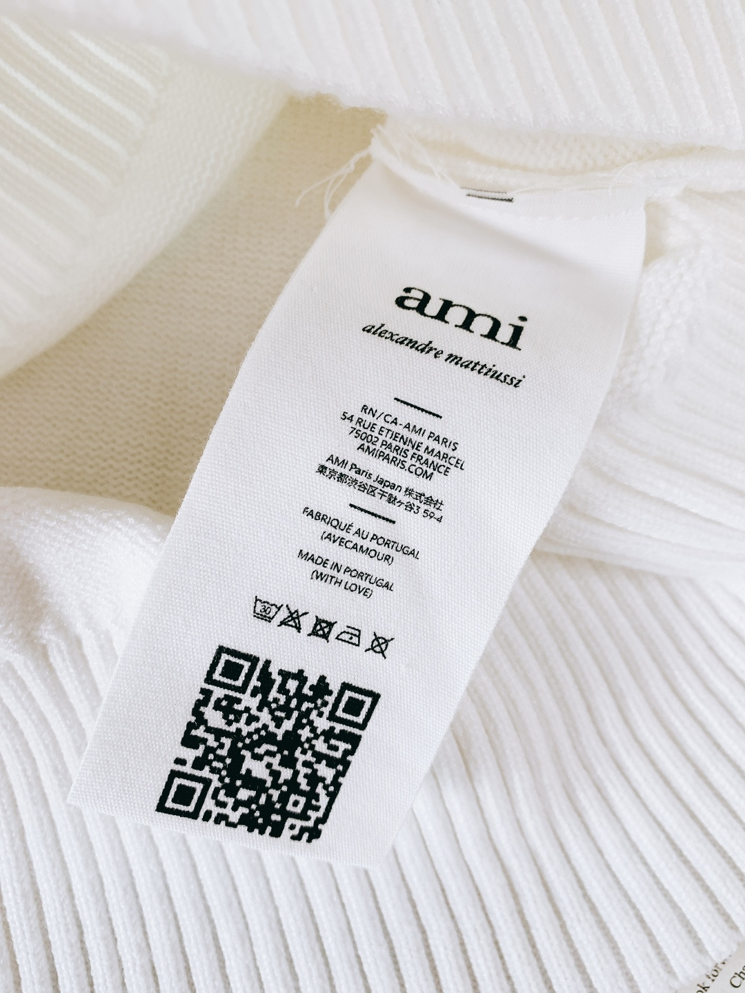 Ami Alexandre Mattiussi 纯色法系桃心❤️套头针织衫，甄选优质羊毛混纺打造，质地细