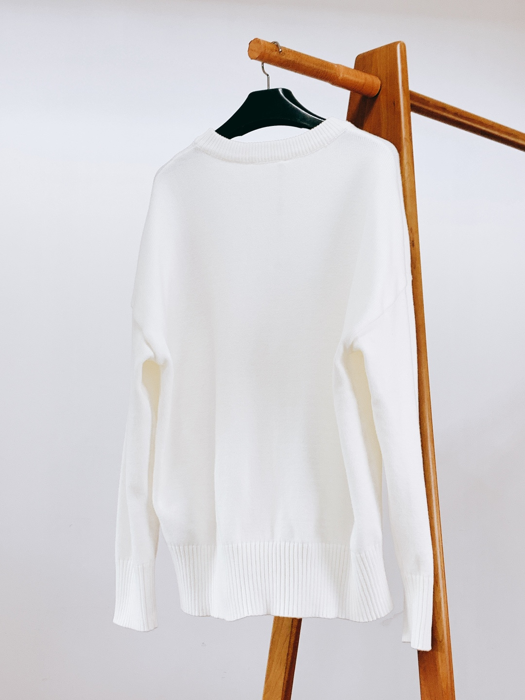 Ami Alexandre Mattiussi 纯色法系桃心❤️套头针织衫，甄选优质羊毛混纺打造，质地细