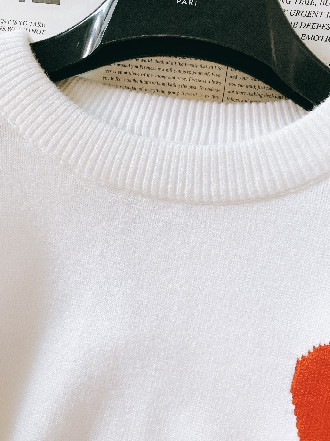 Ami Alexandre Mattiussi 纯色法系桃心❤️套头针织衫，甄选优质羊毛混纺打造，质地细