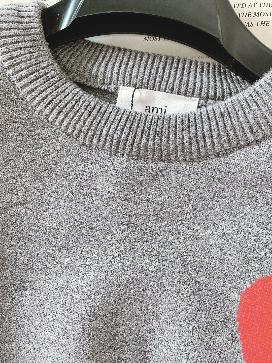 Ami Alexandre Mattiussi 纯色法系桃心❤️套头针织衫，甄选优质羊毛混纺打造，质地细