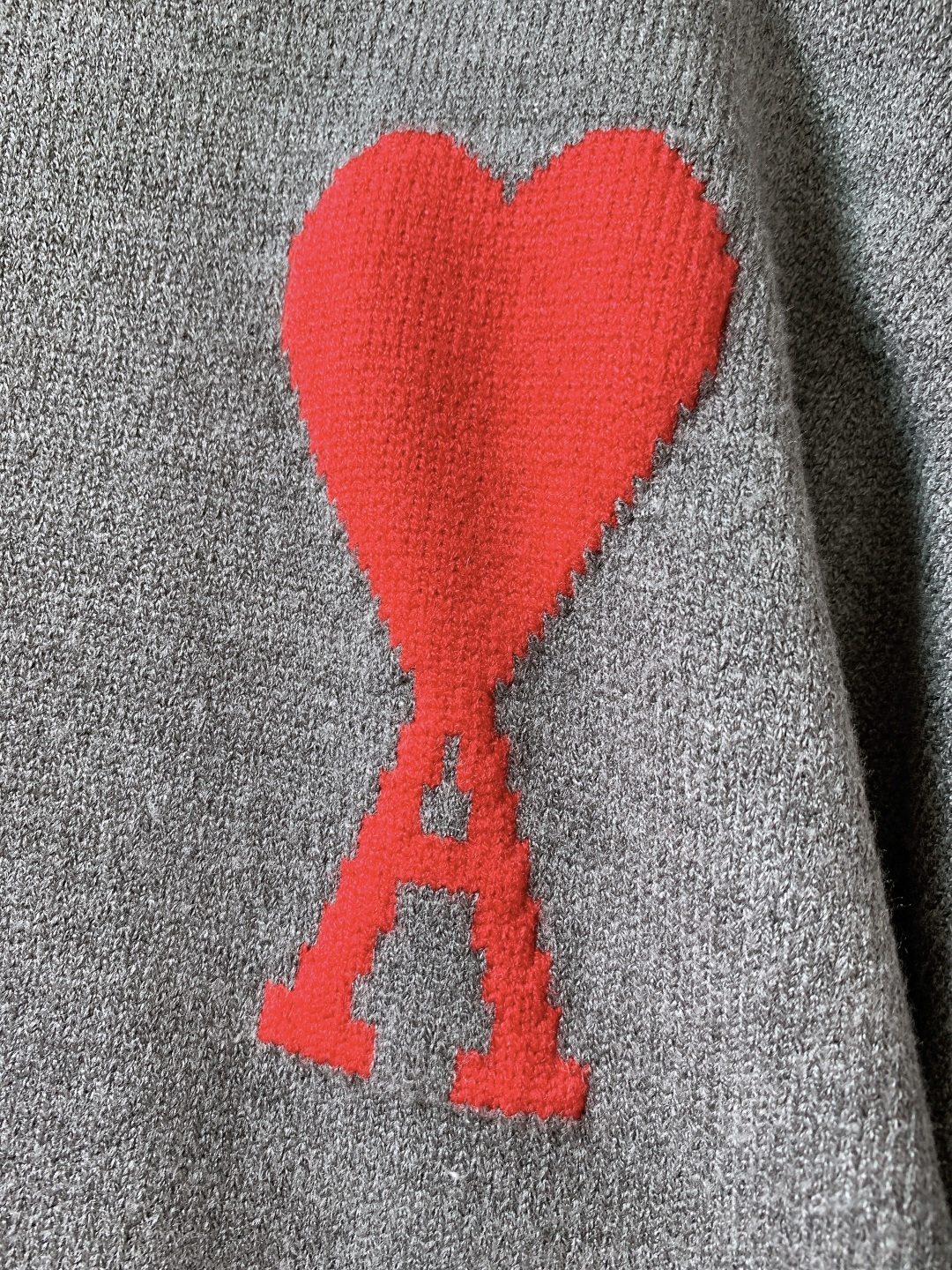 Ami Alexandre Mattiussi 纯色法系桃心❤️套头针织衫，甄选优质羊毛混纺打造，质地细