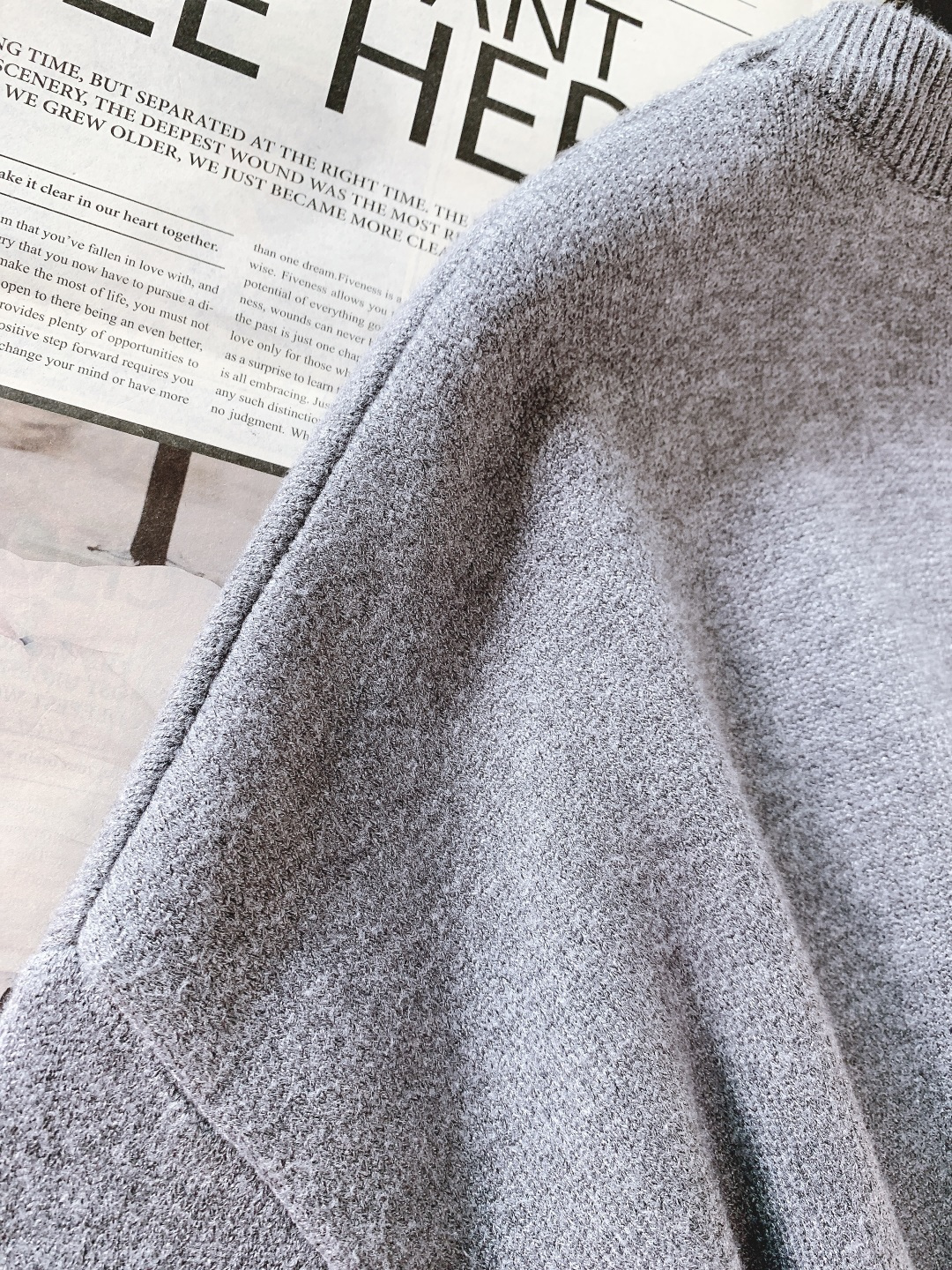 Ami Alexandre Mattiussi 纯色法系桃心❤️套头针织衫，甄选优质羊毛混纺打造，质地细