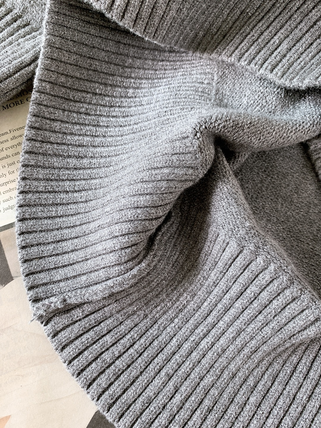 Ami Alexandre Mattiussi 纯色法系桃心❤️套头针织衫，甄选优质羊毛混纺打造，质地细