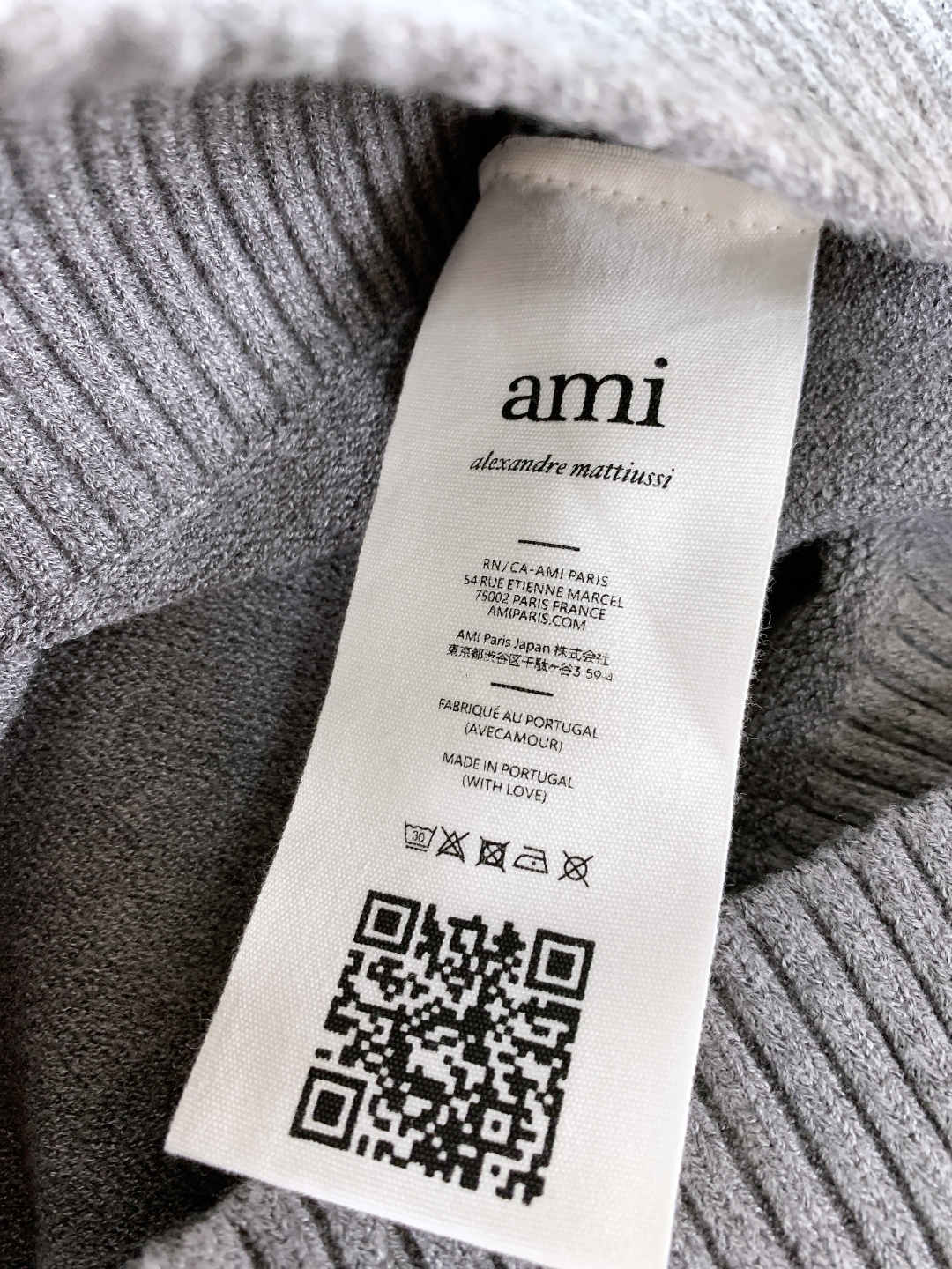 Ami Alexandre Mattiussi 纯色法系桃心❤️套头针织衫，甄选优质羊毛混纺打造，质地细