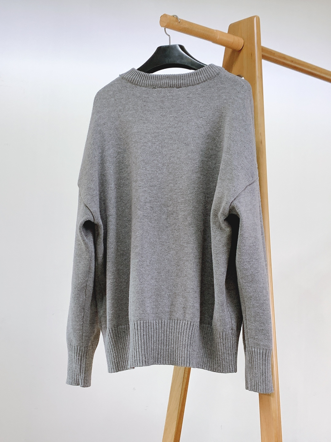 Ami Alexandre Mattiussi 纯色法系桃心❤️套头针织衫，甄选优质羊毛混纺打造，质地细