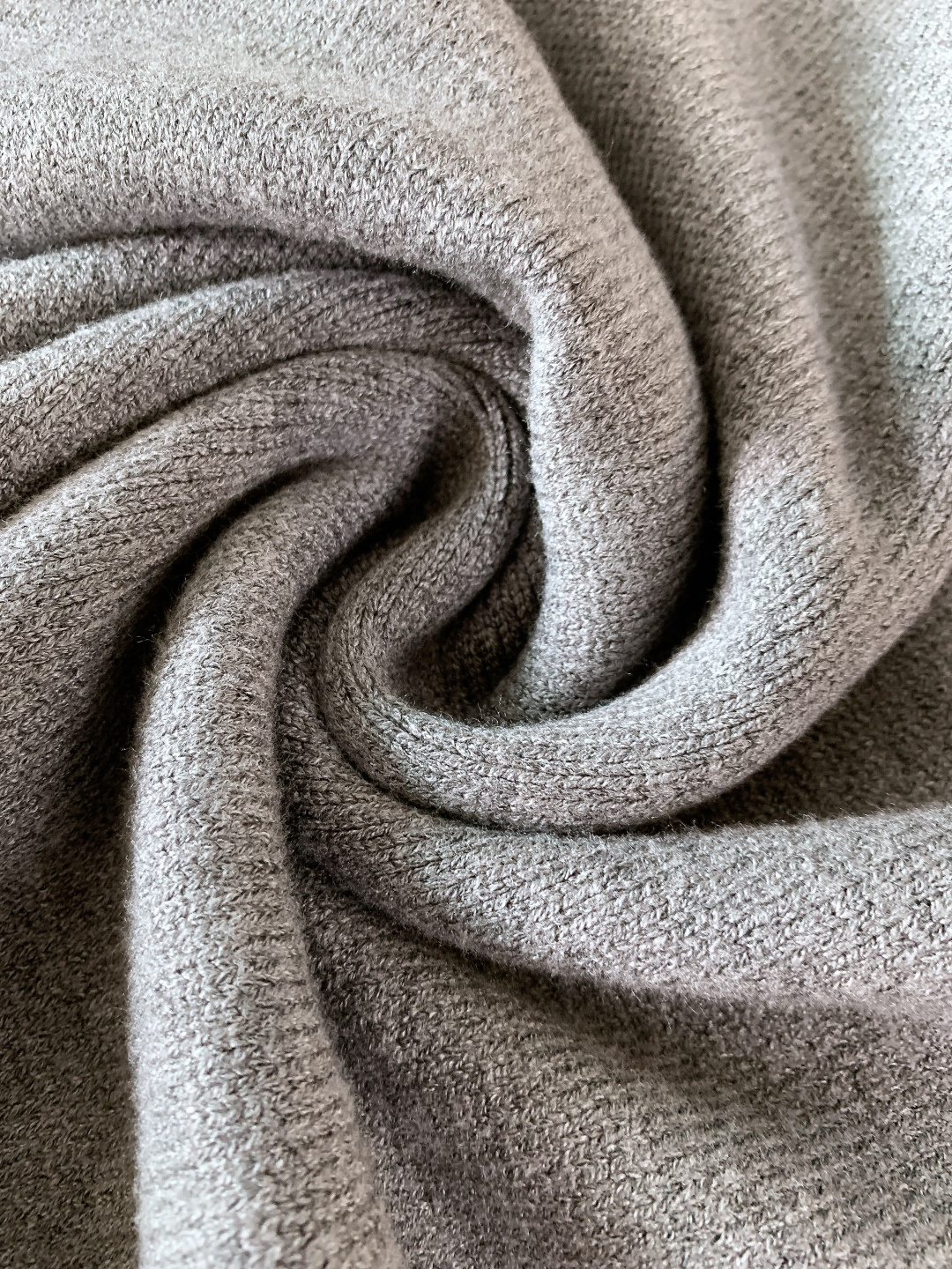 Ami Alexandre Mattiussi 纯色法系桃心❤️套头针织衫，甄选优质羊毛混纺打造，质地细