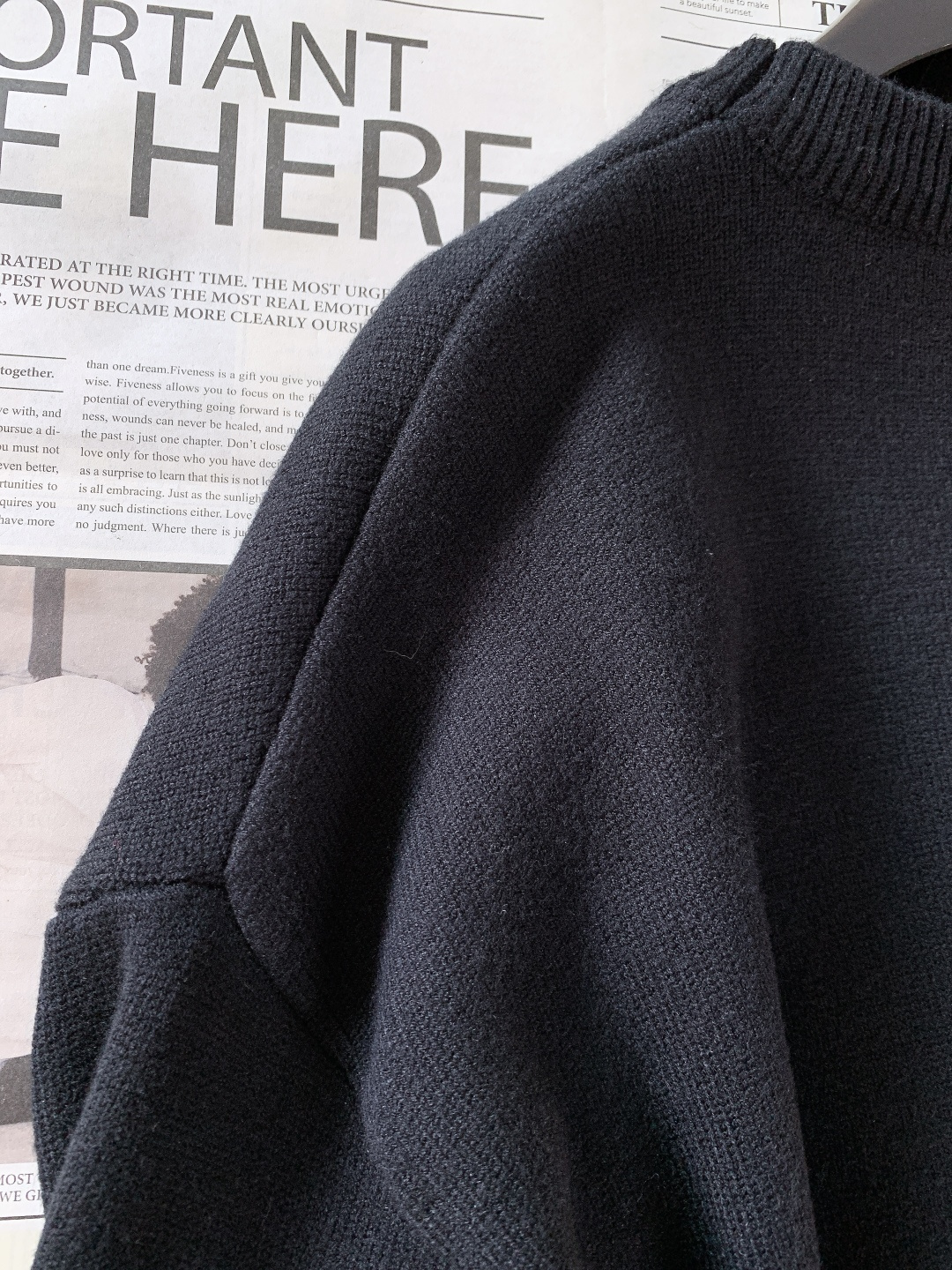 Ami Alexandre Mattiussi 纯色法系桃心❤️套头针织衫，甄选优质羊毛混纺打造，质地细