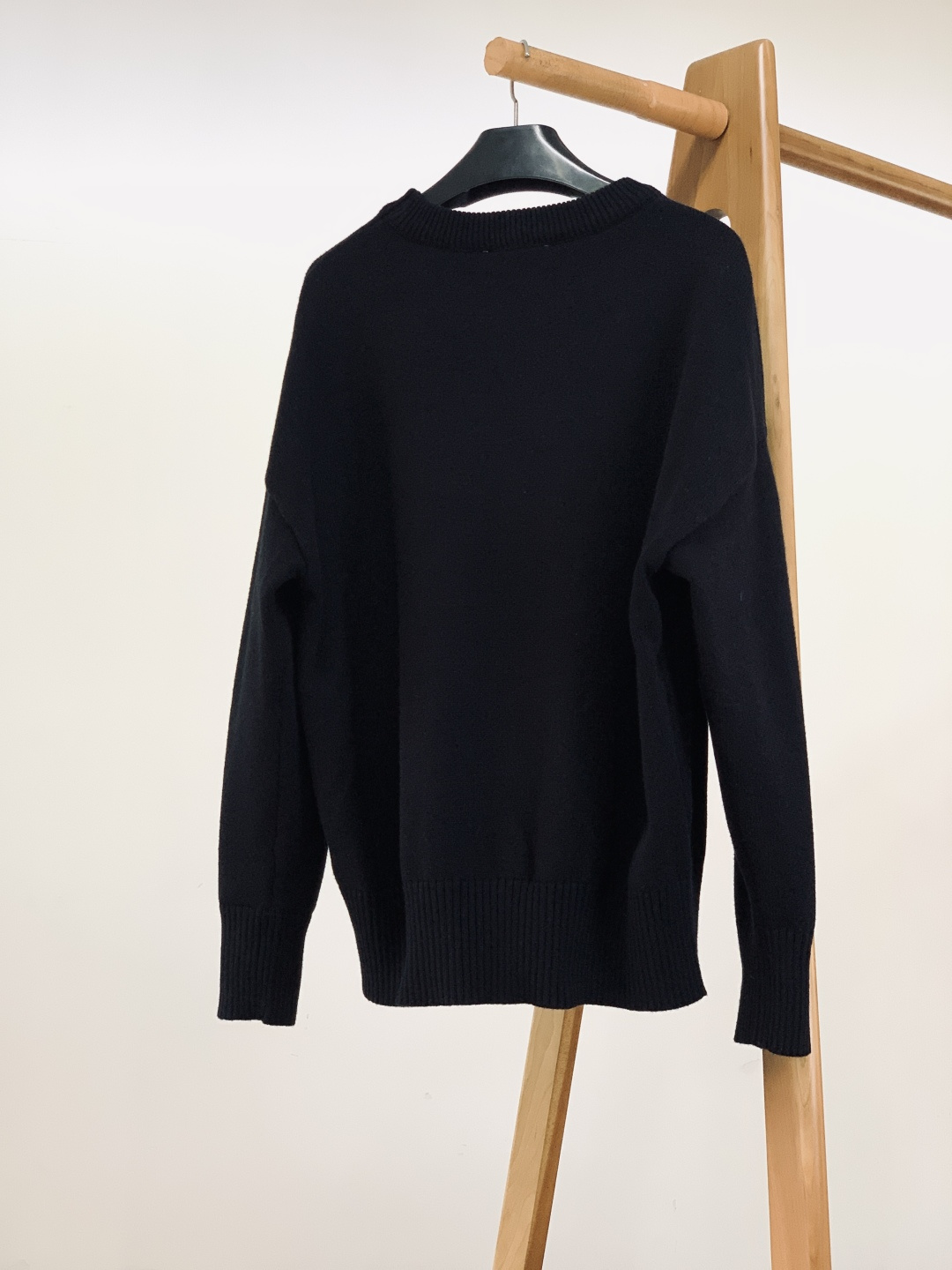 Ami Alexandre Mattiussi 纯色法系桃心❤️套头针织衫，甄选优质羊毛混纺打造，质地细