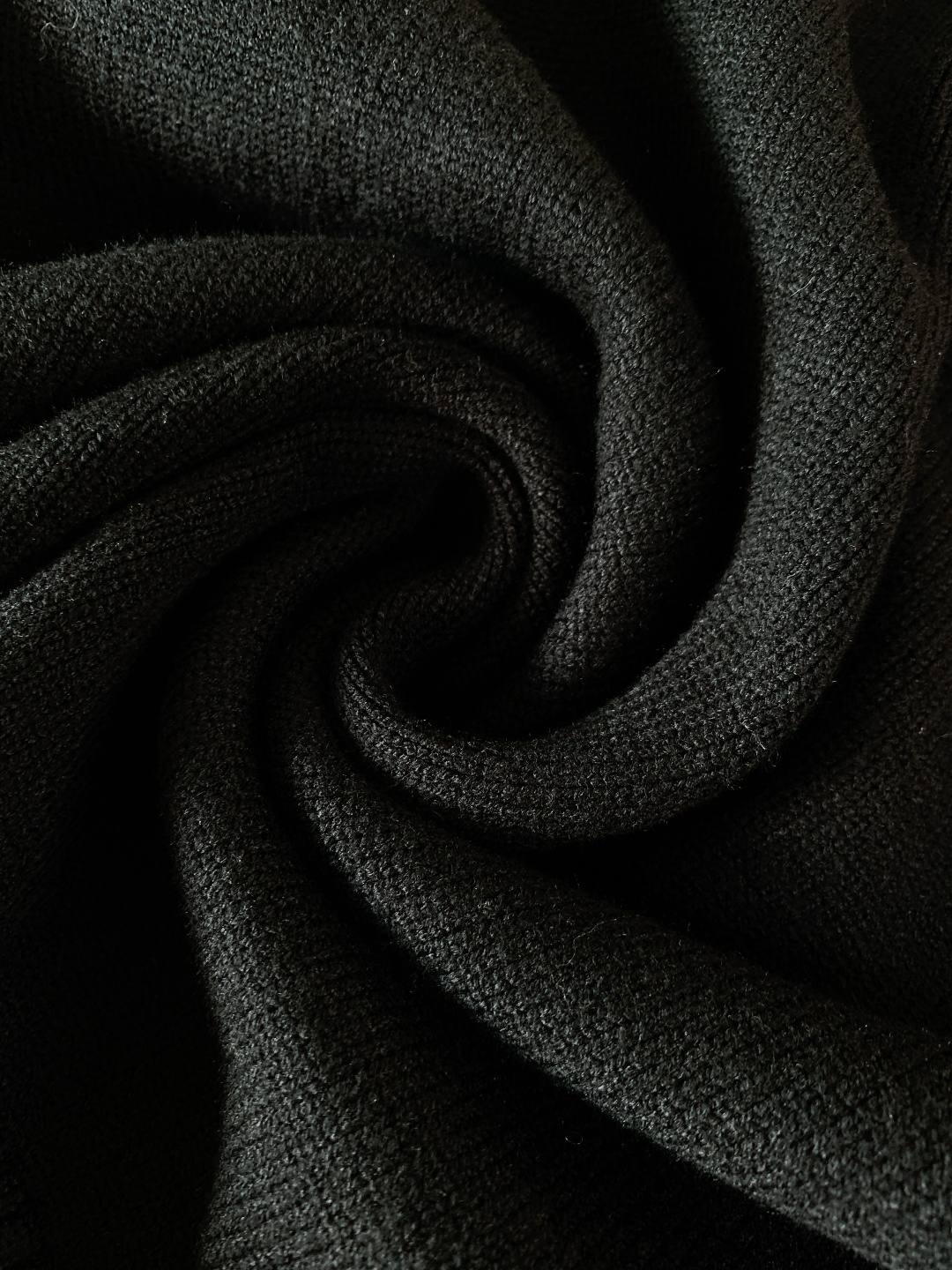 Ami Alexandre Mattiussi 纯色法系桃心❤️套头针织衫，甄选优质羊毛混纺打造，质地细