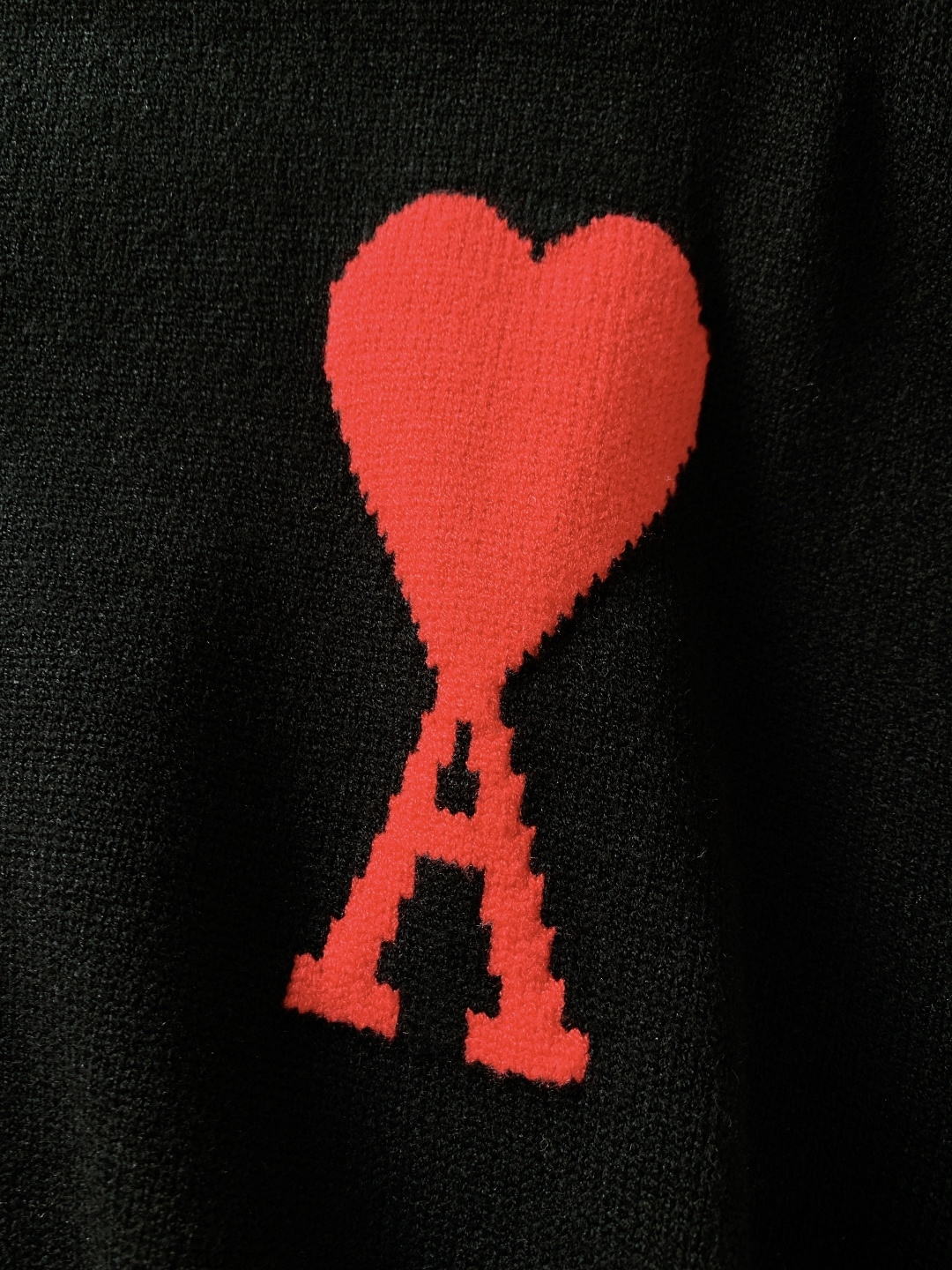 Ami Alexandre Mattiussi 纯色法系桃心❤️套头针织衫，甄选优质羊毛混纺打造，质地细