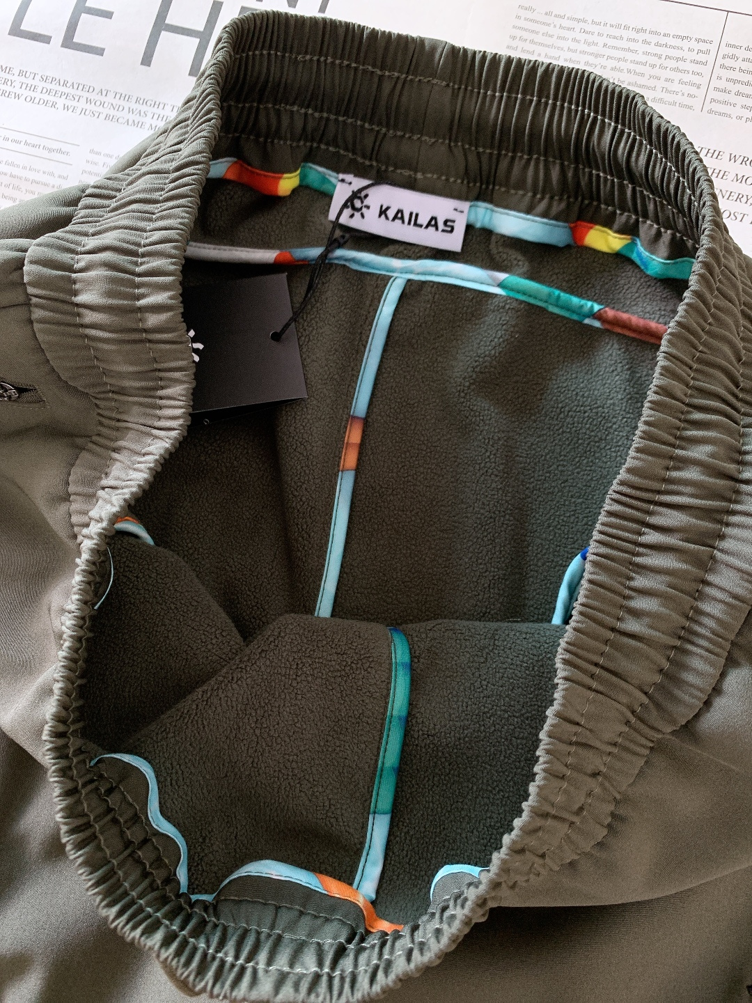 Kailas 凯乐石 2025FW秋冬新品加绒抽绳休闲裤，外层抗风耐磨，内层摇粒绒锁温，松紧腰头+抽绳设