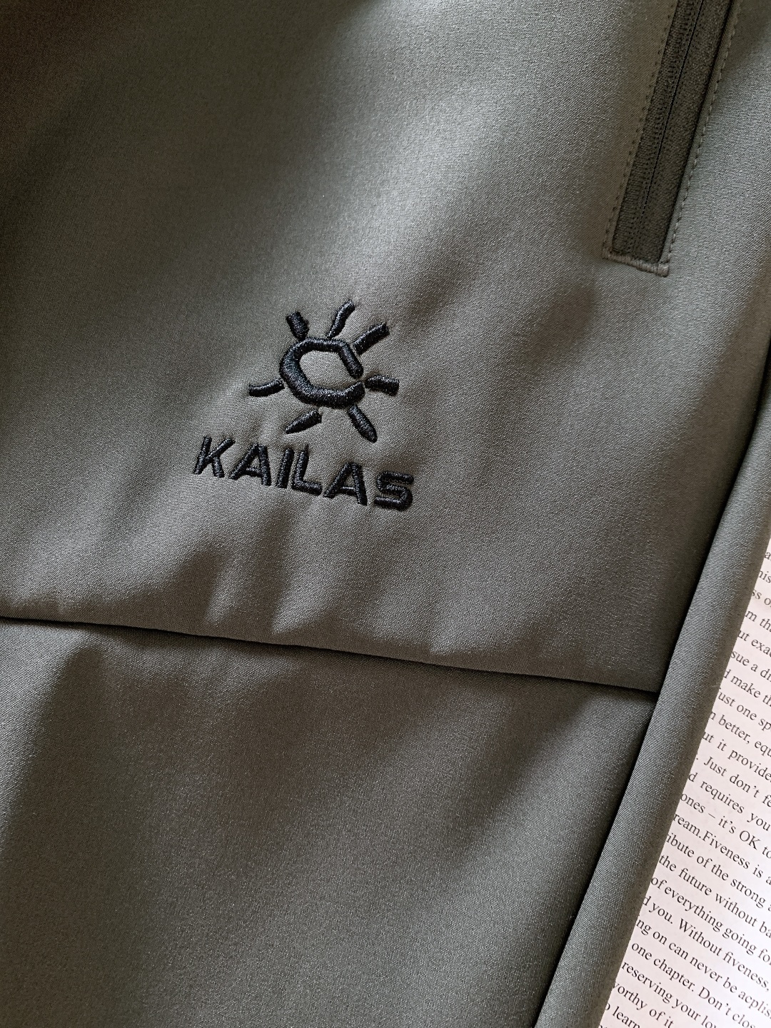 Kailas 凯乐石 2025FW秋冬新品加绒抽绳休闲裤，外层抗风耐磨，内层摇粒绒锁温，松紧腰头+抽绳设