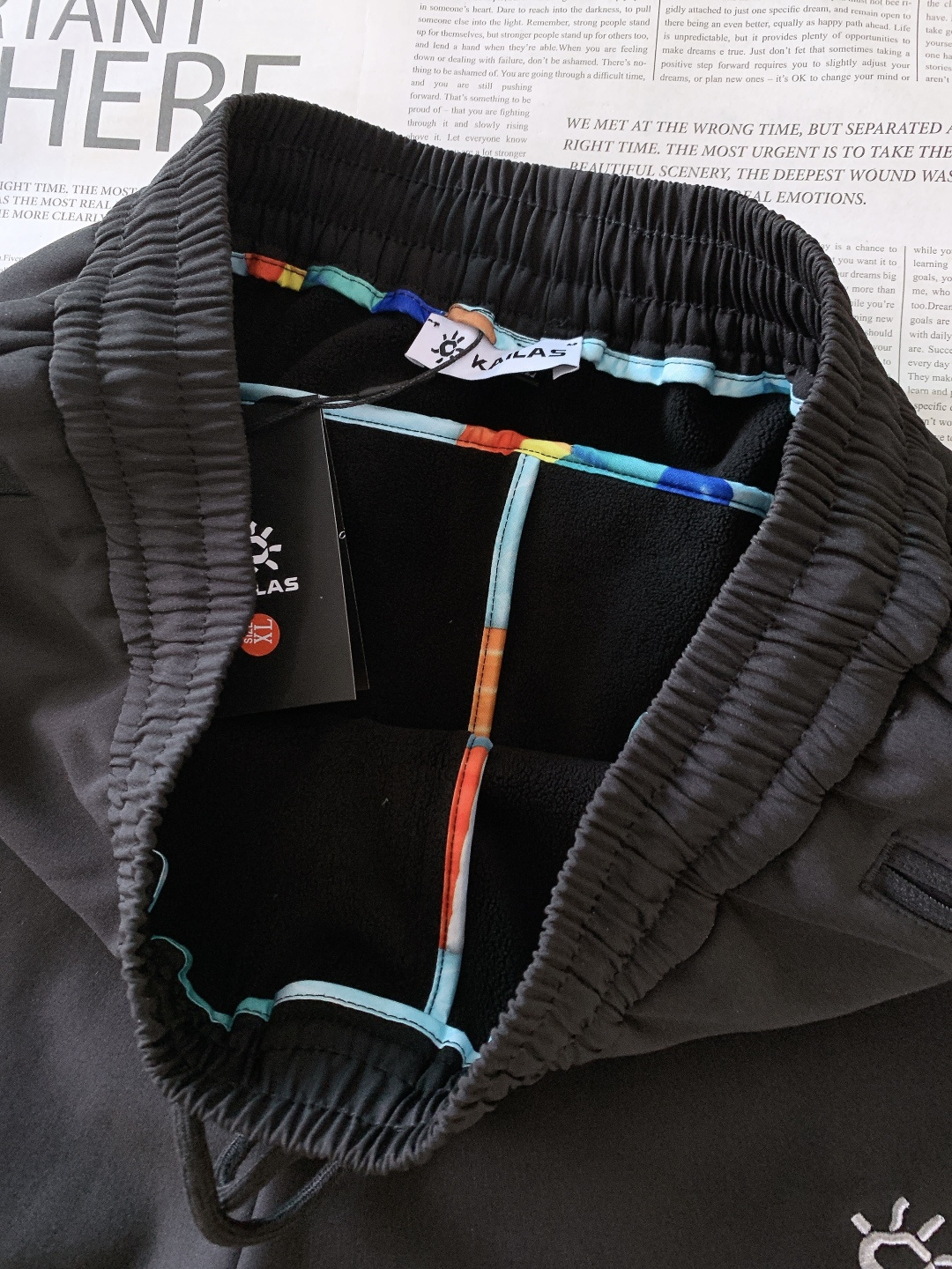 Kailas 凯乐石 2025FW秋冬新品加绒抽绳休闲裤，外层抗风耐磨，内层摇粒绒锁温，松紧腰头+抽绳设