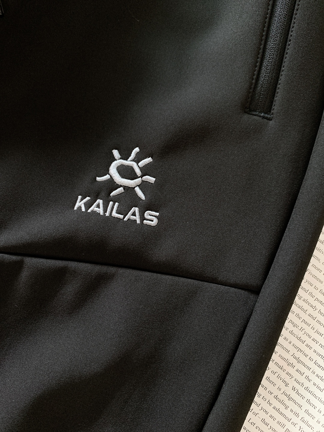 Kailas 凯乐石 2025FW秋冬新品加绒抽绳休闲裤，外层抗风耐磨，内层摇粒绒锁温，松紧腰头+抽绳设