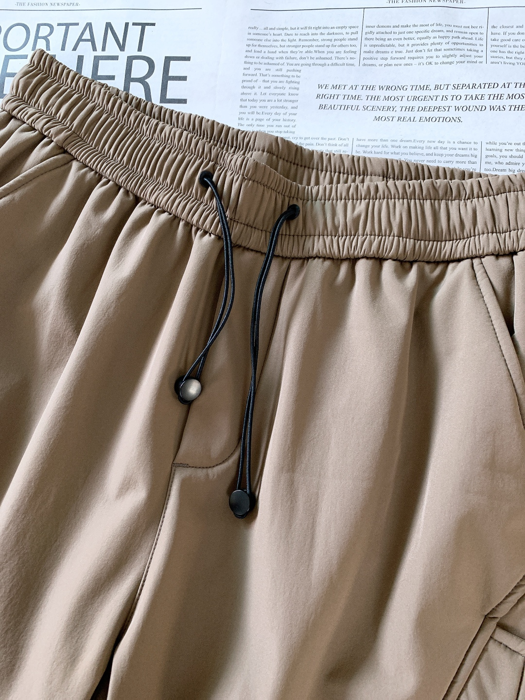 Prada 普拉达 2025FW秋冬新品加绒工装休闲裤，经典卡其/黑色双配色，外层顺滑挺括，内层摇粒绒锁