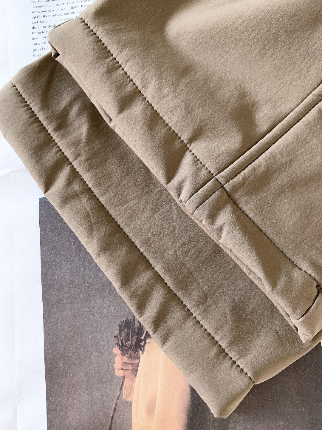 Prada 普拉达 2025FW秋冬新品加绒工装休闲裤，经典卡其/黑色双配色，外层顺滑挺括，内层摇粒绒锁