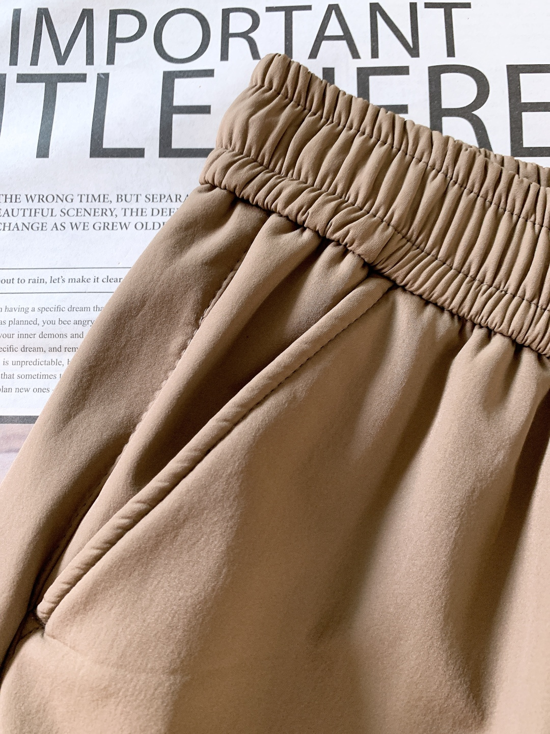 Prada 普拉达 2025FW秋冬新品加绒工装休闲裤，经典卡其/黑色双配色，外层顺滑挺括，内层摇粒绒锁