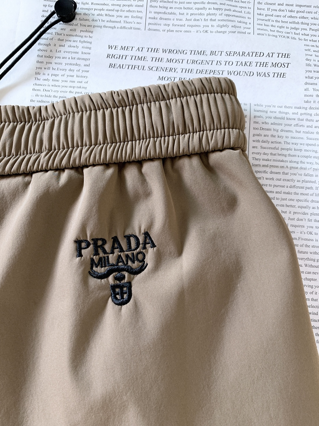 Prada 普拉达 2025FW秋冬新品加绒工装休闲裤，经典卡其/黑色双配色，外层顺滑挺括，内层摇粒绒锁