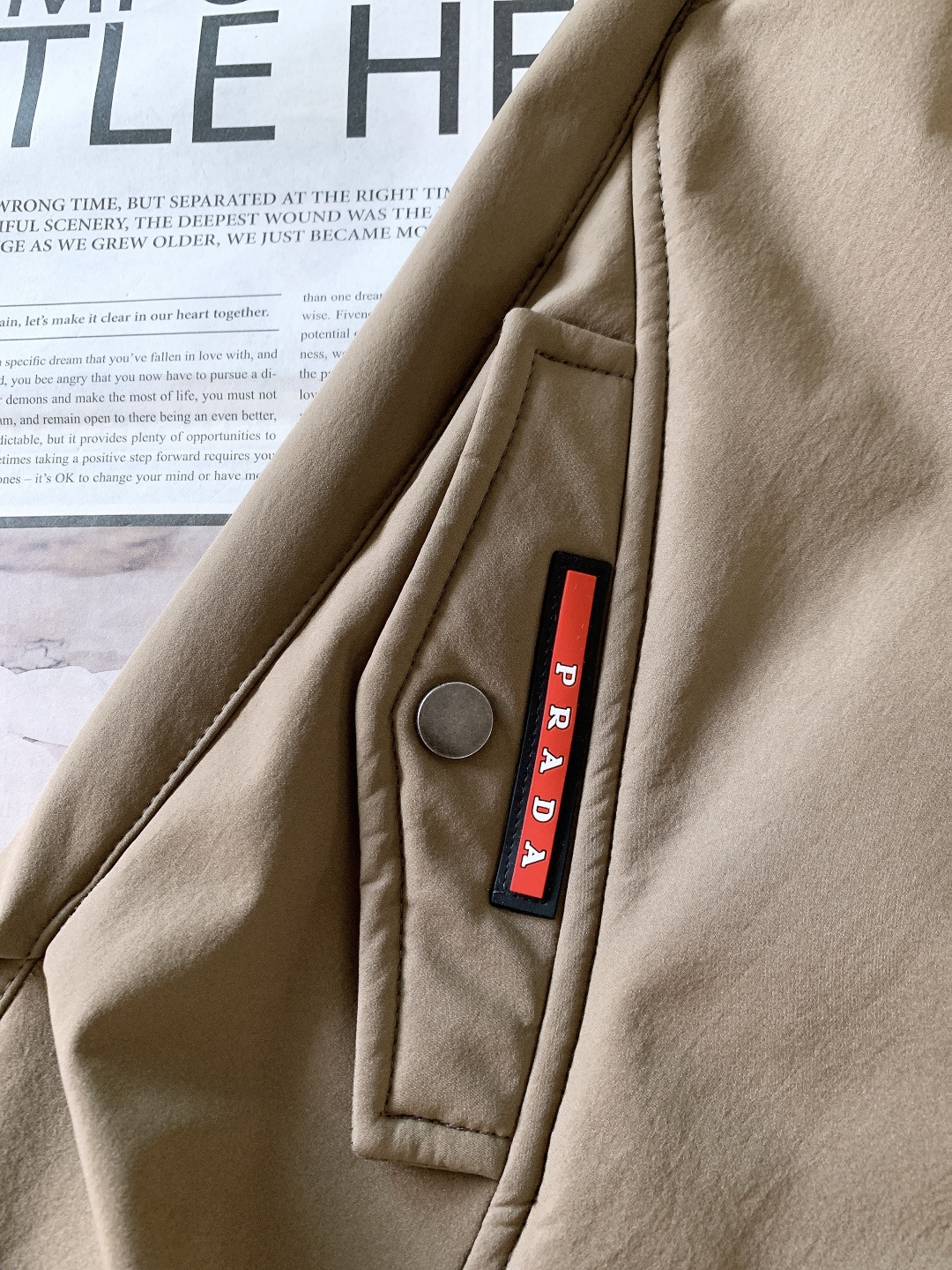 Prada 普拉达 2025FW秋冬新品加绒工装休闲裤，经典卡其/黑色双配色，外层顺滑挺括，内层摇粒绒锁