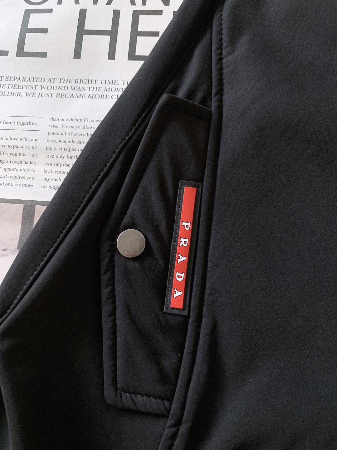 Prada 普拉达 2025FW秋冬新品加绒工装休闲裤，经典卡其/黑色双配色，外层顺滑挺括，内层摇粒绒锁