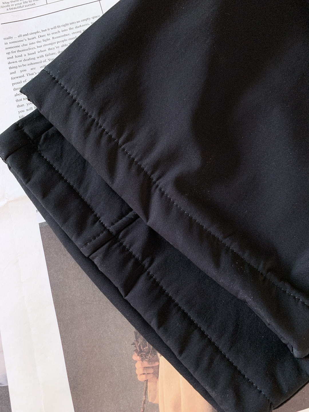 Prada 普拉达 2025FW秋冬新品加绒工装休闲裤，经典卡其/黑色双配色，外层顺滑挺括，内层摇粒绒锁