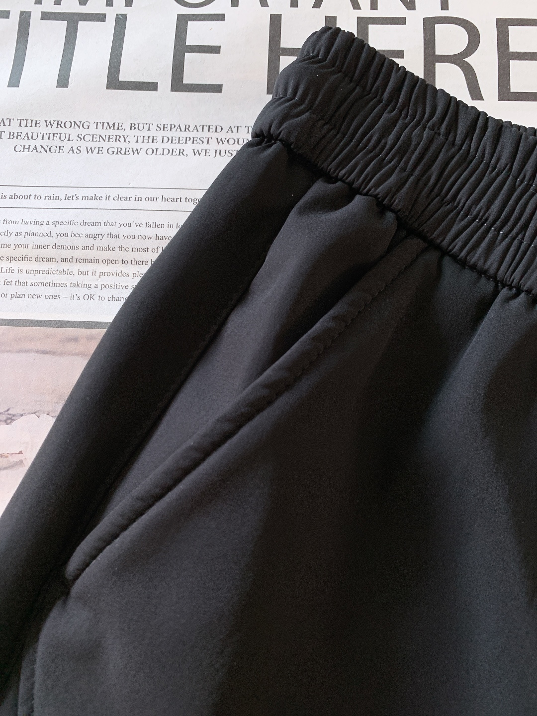 Prada 普拉达 2025FW秋冬新品加绒工装休闲裤，经典卡其/黑色双配色，外层顺滑挺括，内层摇粒绒锁