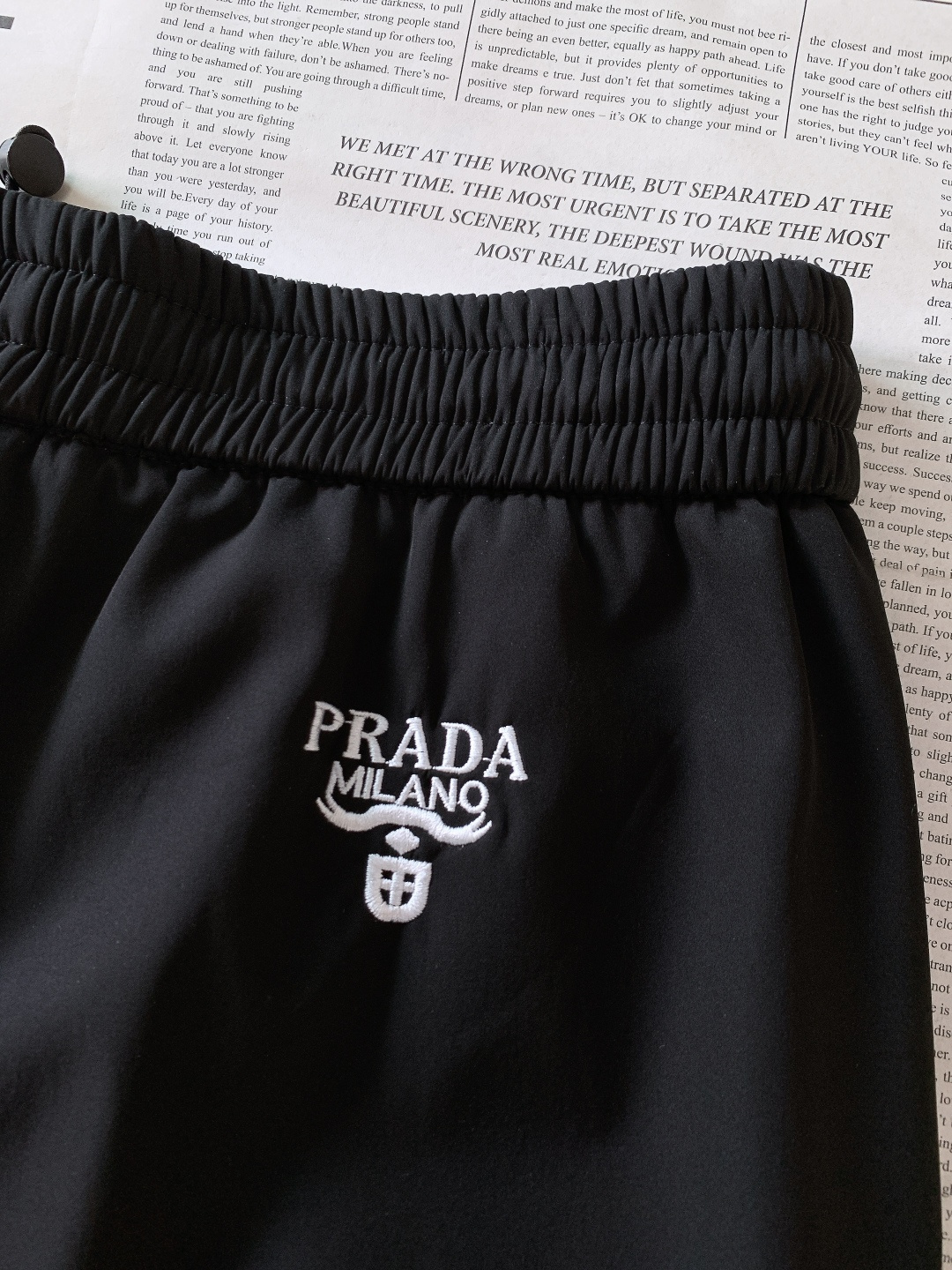 Prada 普拉达 2025FW秋冬新品加绒工装休闲裤，经典卡其/黑色双配色，外层顺滑挺括，内层摇粒绒锁