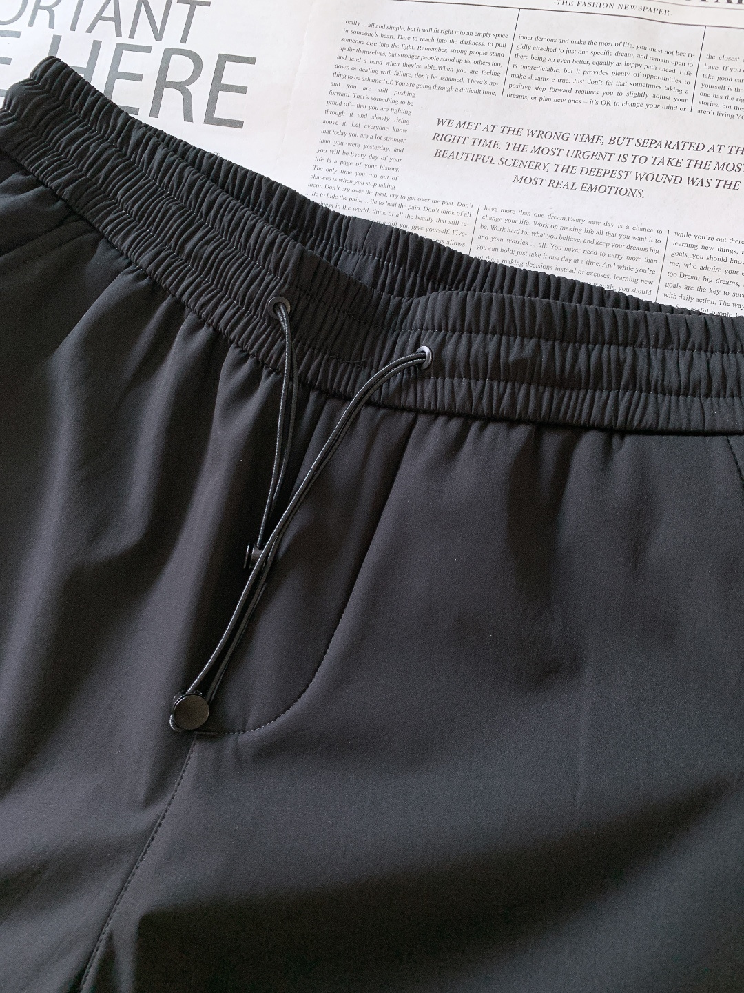 Prada 普拉达 2025FW秋冬新品加绒工装休闲裤，经典卡其/黑色双配色，外层顺滑挺括，内层摇粒绒锁