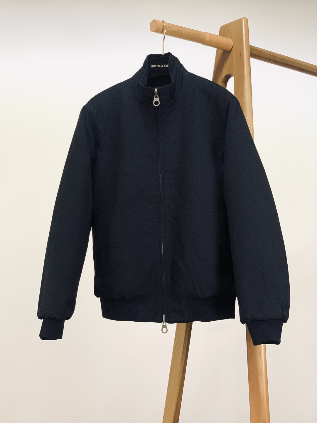 LoroPiana L.P FW秋冬新品lP🆕新款男士双面夹克。藏蓝色调自带沉稳内敛的绅士气质，不挑年龄