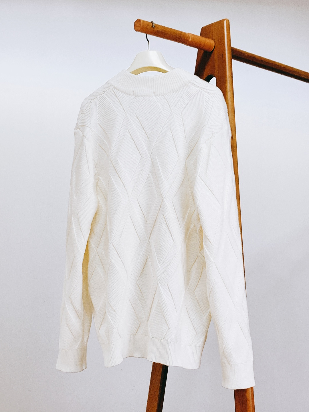 Loewe 罗意威 2025FW秋冬新品 菱格针织拉链开衫。甄选优质羊毛混纺打造，针织纹理密实不易变形，