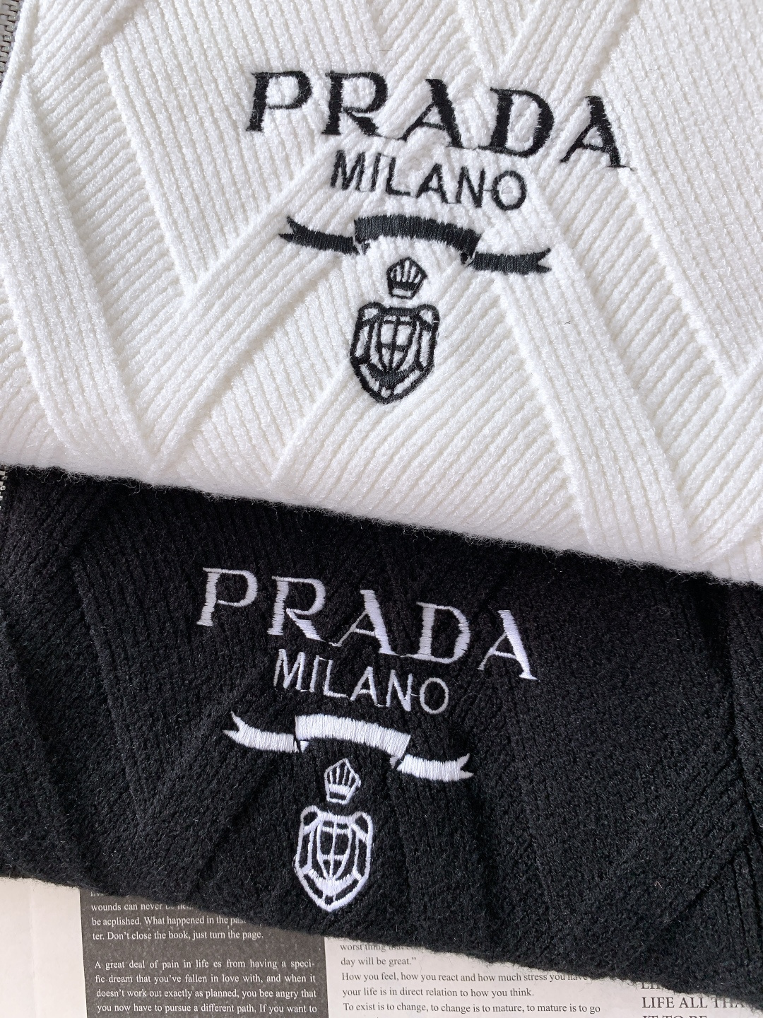 Prada 普拉达 2025FW秋冬新品 菱格针织拉链开衫。精选高支美利奴羊毛织造，纤维细腻柔韧，触感软