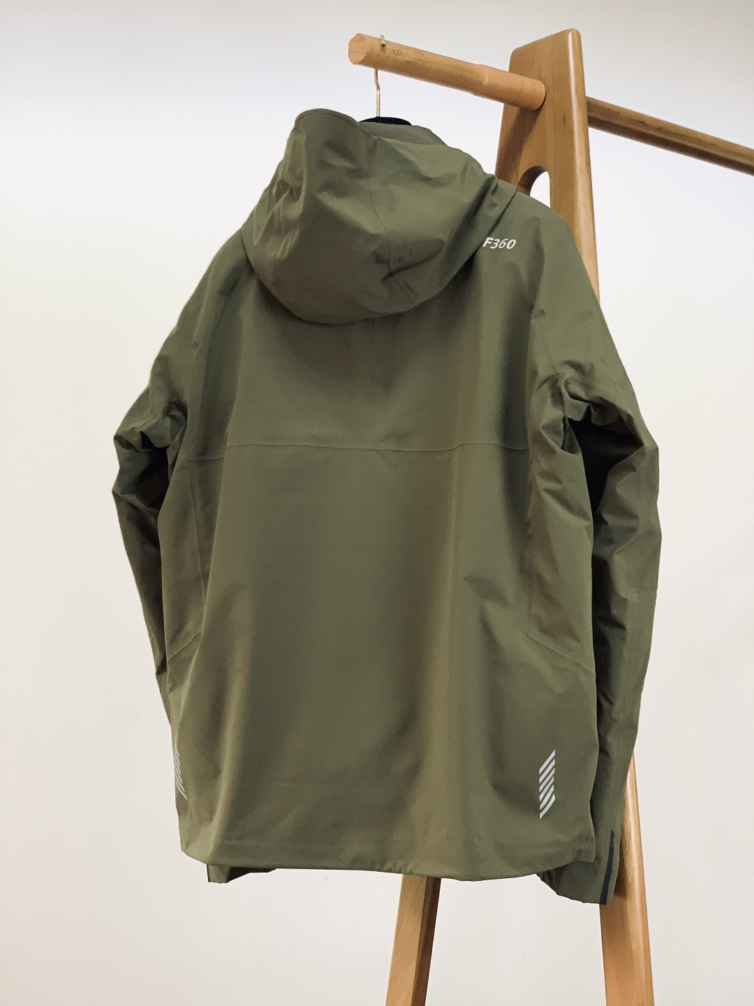 DESCENTE 迪桑特 2025FW秋冬新品男士三合一冲锋羽绒服。采用专业户外防风防水面料，抗风抗寒耐