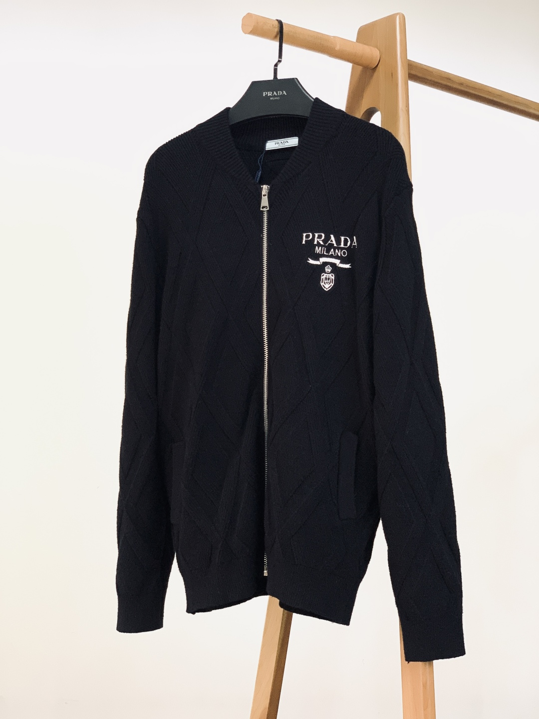 Prada 普拉达 2025FW秋冬新品 菱格针织拉链开衫。精选高支美利奴羊毛织造，纤维细腻柔韧，触感软