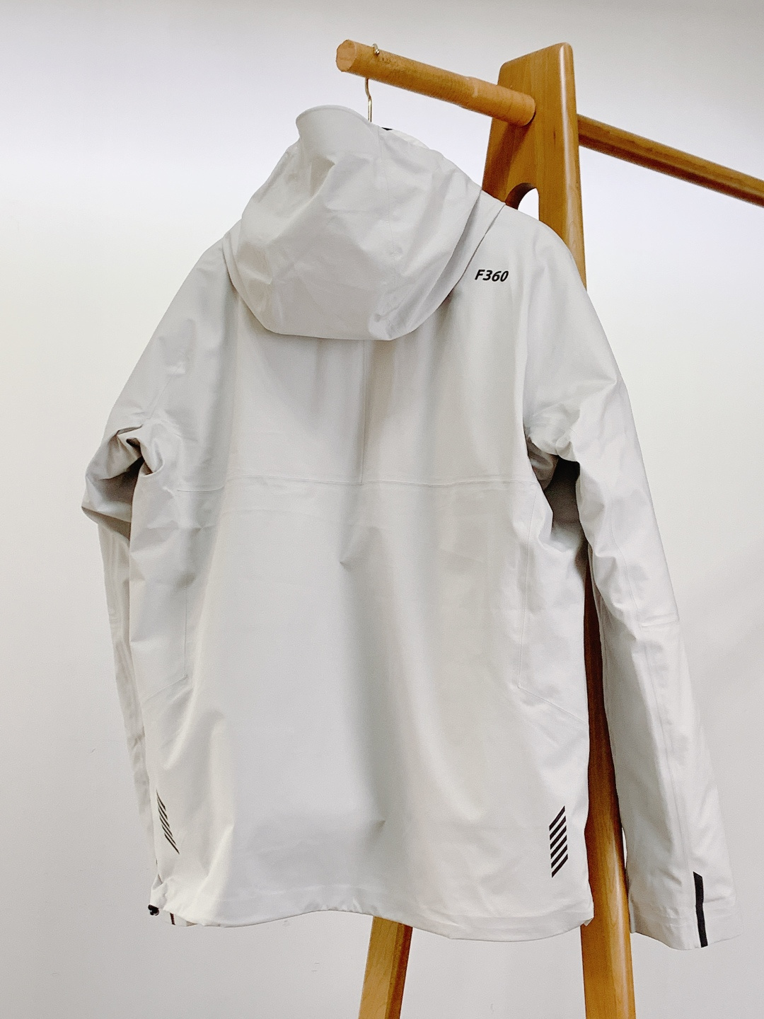 DESCENTE 迪桑特 2025FW秋冬新品男士三合一冲锋羽绒服。采用专业户外防风防水面料，抗风抗寒耐