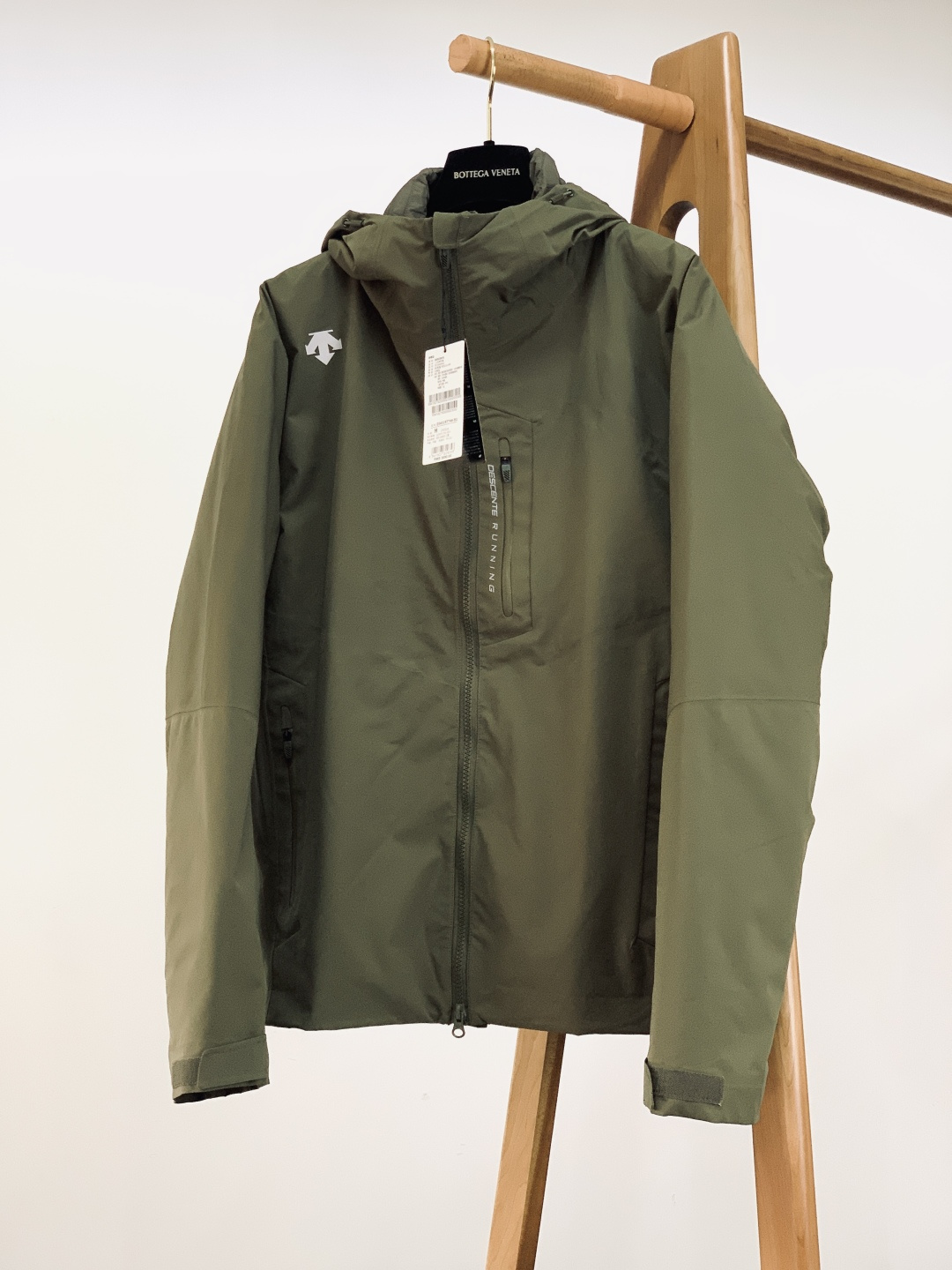 DESCENTE 迪桑特 2025FW秋冬新品男士三合一冲锋羽绒服。采用专业户外防风防水面料，抗风抗寒耐